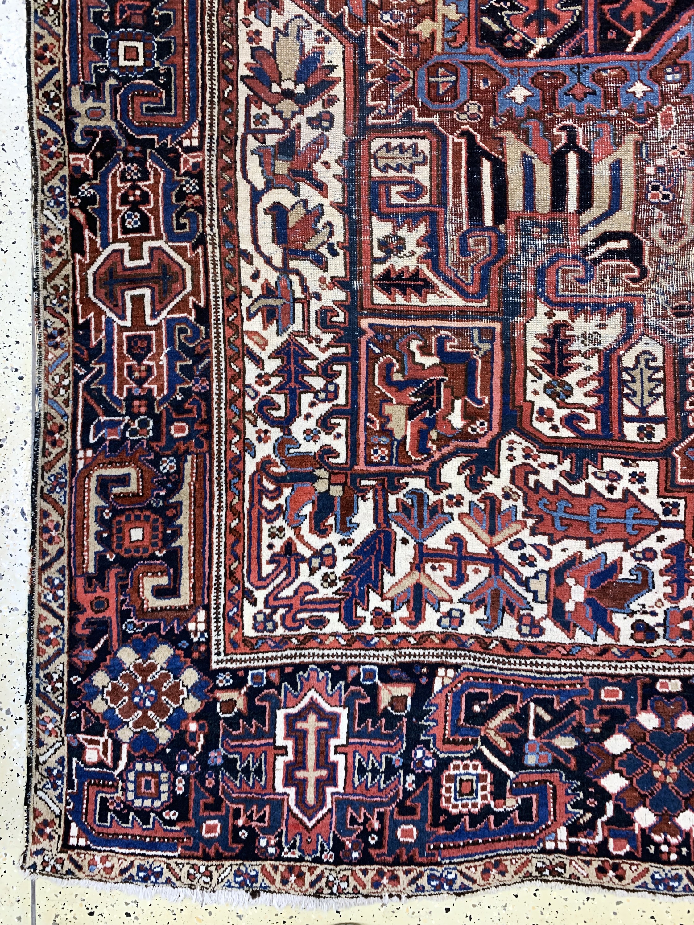 Detail b: Heriz antik, Persien, um 1900, Wolle auf Baumwolle, ca. 380 x 279 cm, alter Mottenfraß,EHZ: 4