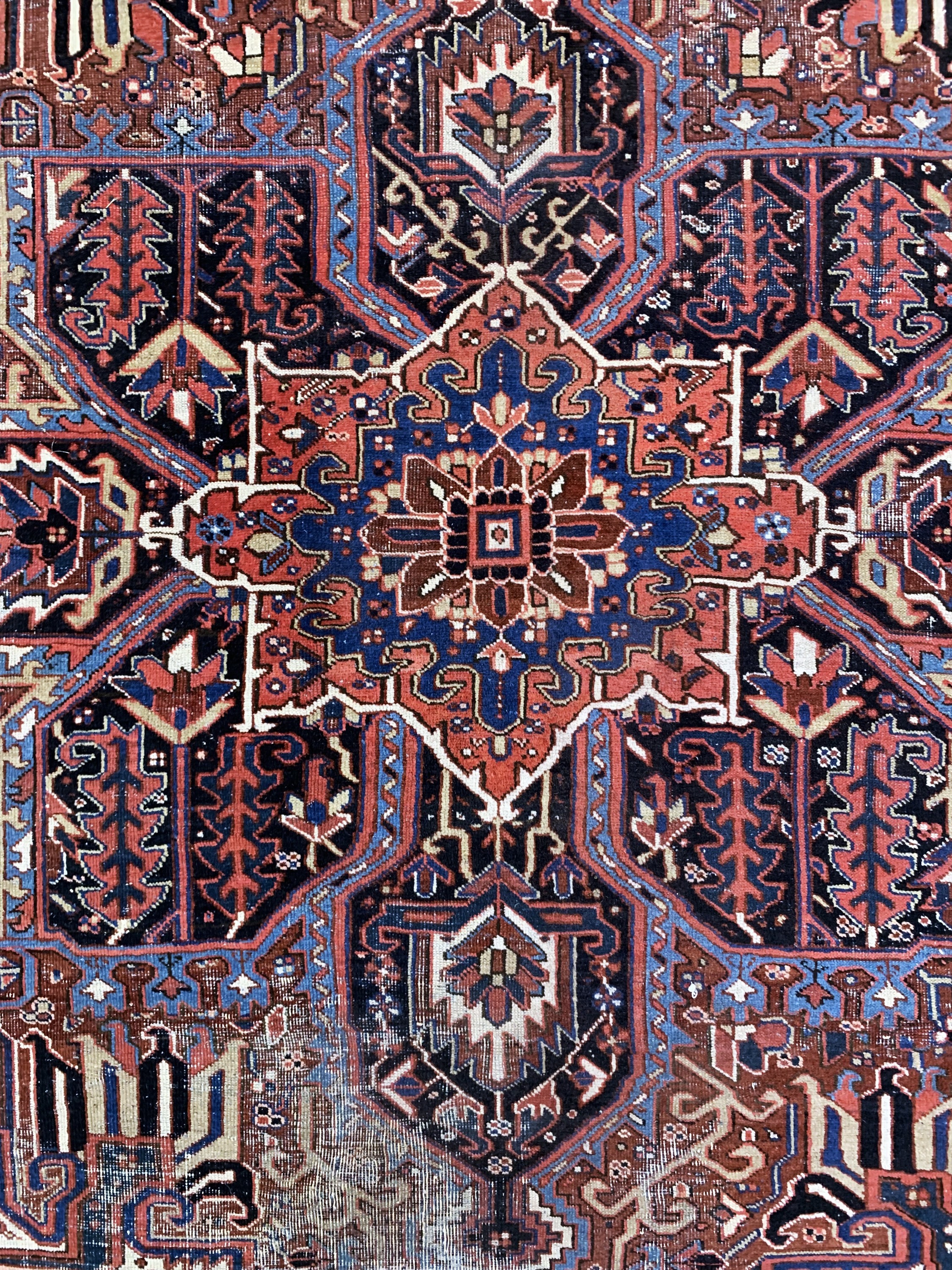 Detail c: Heriz antik, Persien, um 1900, Wolle auf Baumwolle, ca. 380 x 279 cm, alter Mottenfraß,EHZ: 4
