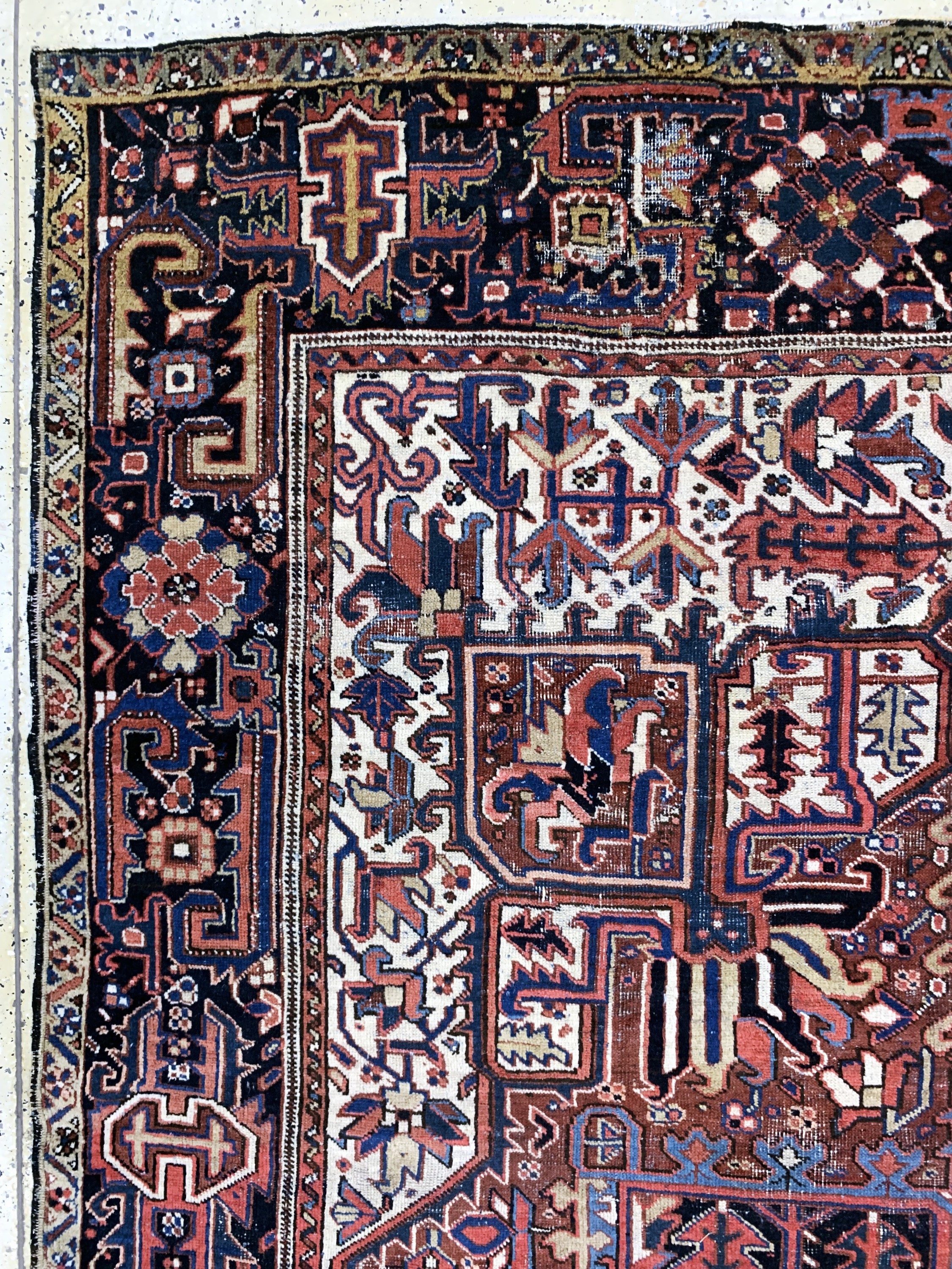Detail d: Heriz antik, Persien, um 1900, Wolle auf Baumwolle, ca. 380 x 279 cm, alter Mottenfraß,EHZ: 4
