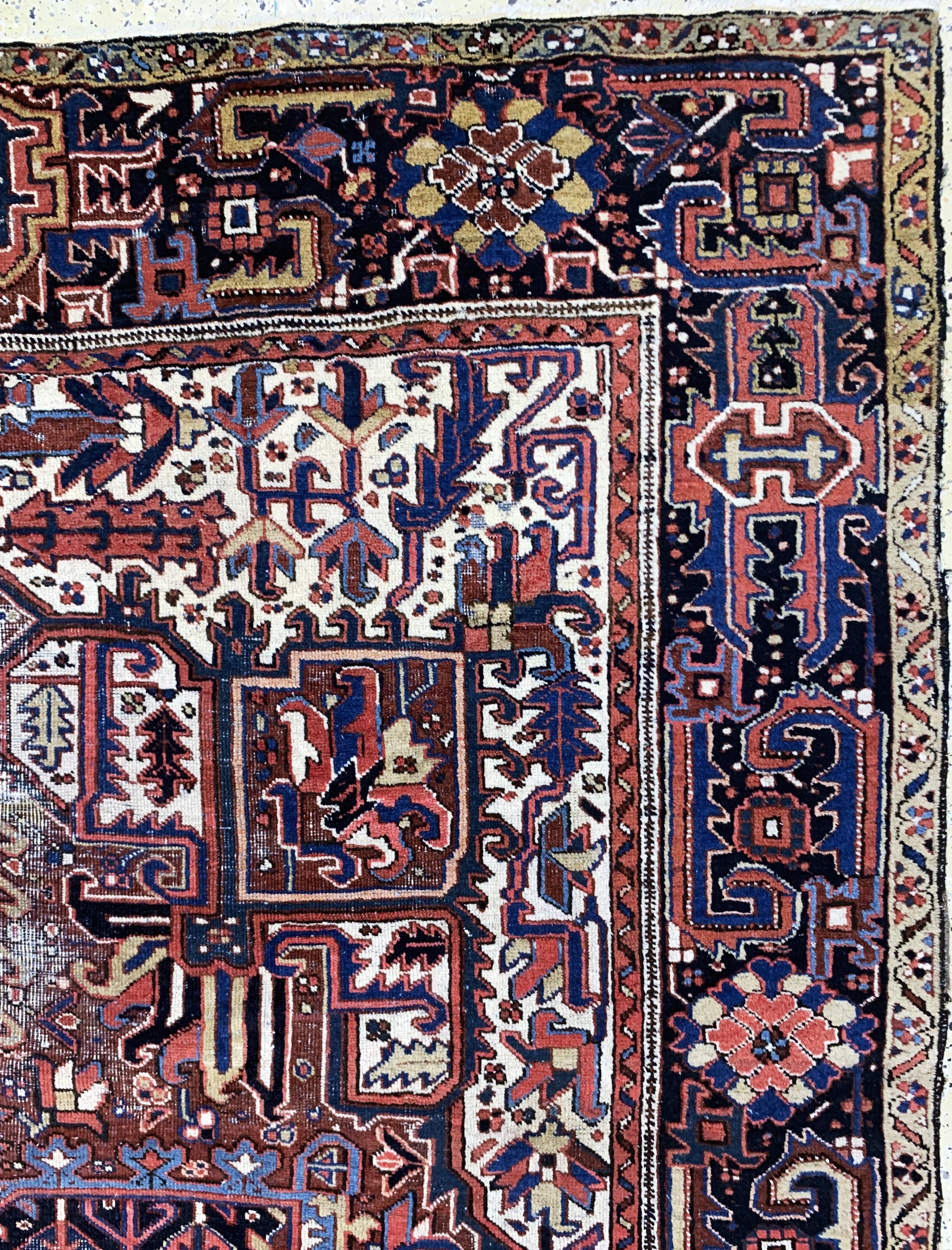 Detail e: Heriz antik, Persien, um 1900, Wolle auf Baumwolle, ca. 380 x 279 cm, alter Mottenfraß,EHZ: 4