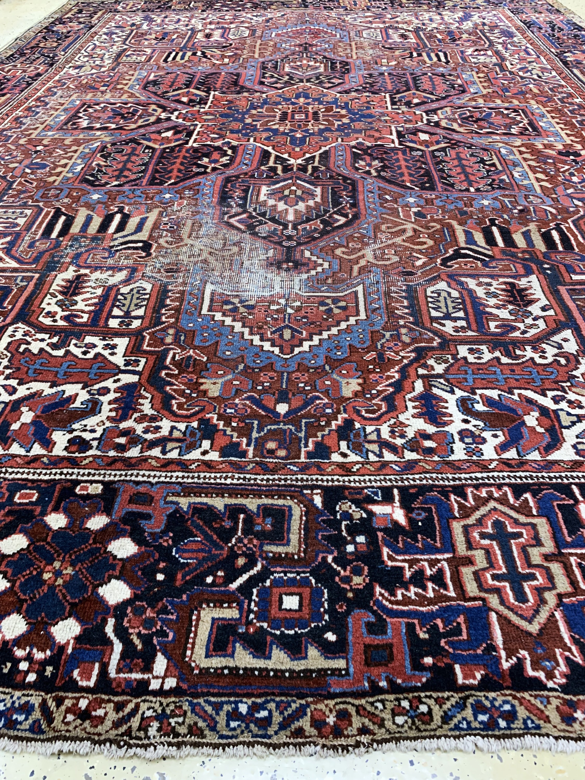 Detail f: Heriz antik, Persien, um 1900, Wolle auf Baumwolle, ca. 380 x 279 cm, alter Mottenfraß,EHZ: 4