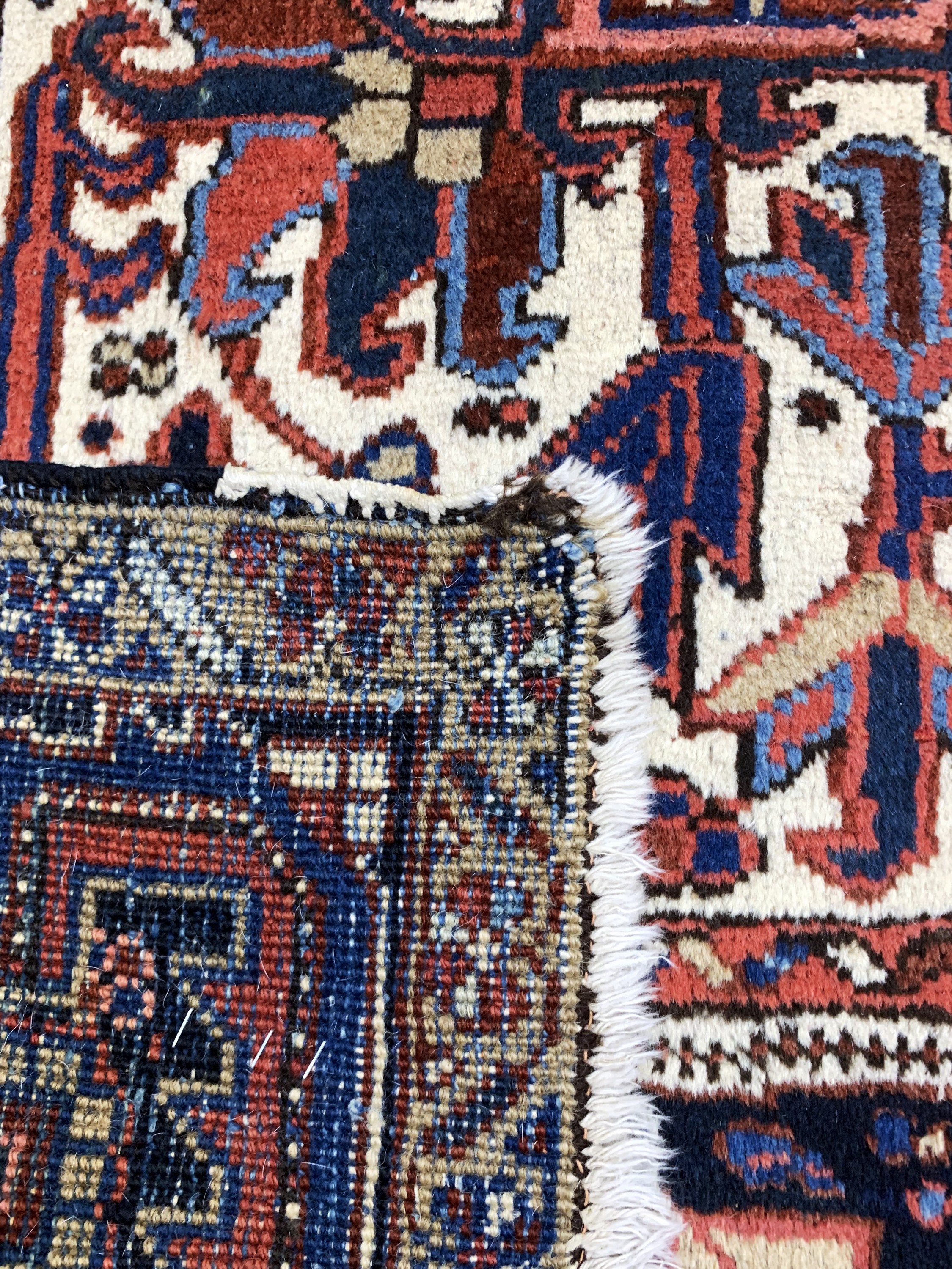 Detail g: Heriz antik, Persien, um 1900, Wolle auf Baumwolle, ca. 380 x 279 cm, alter Mottenfraß,EHZ: 4