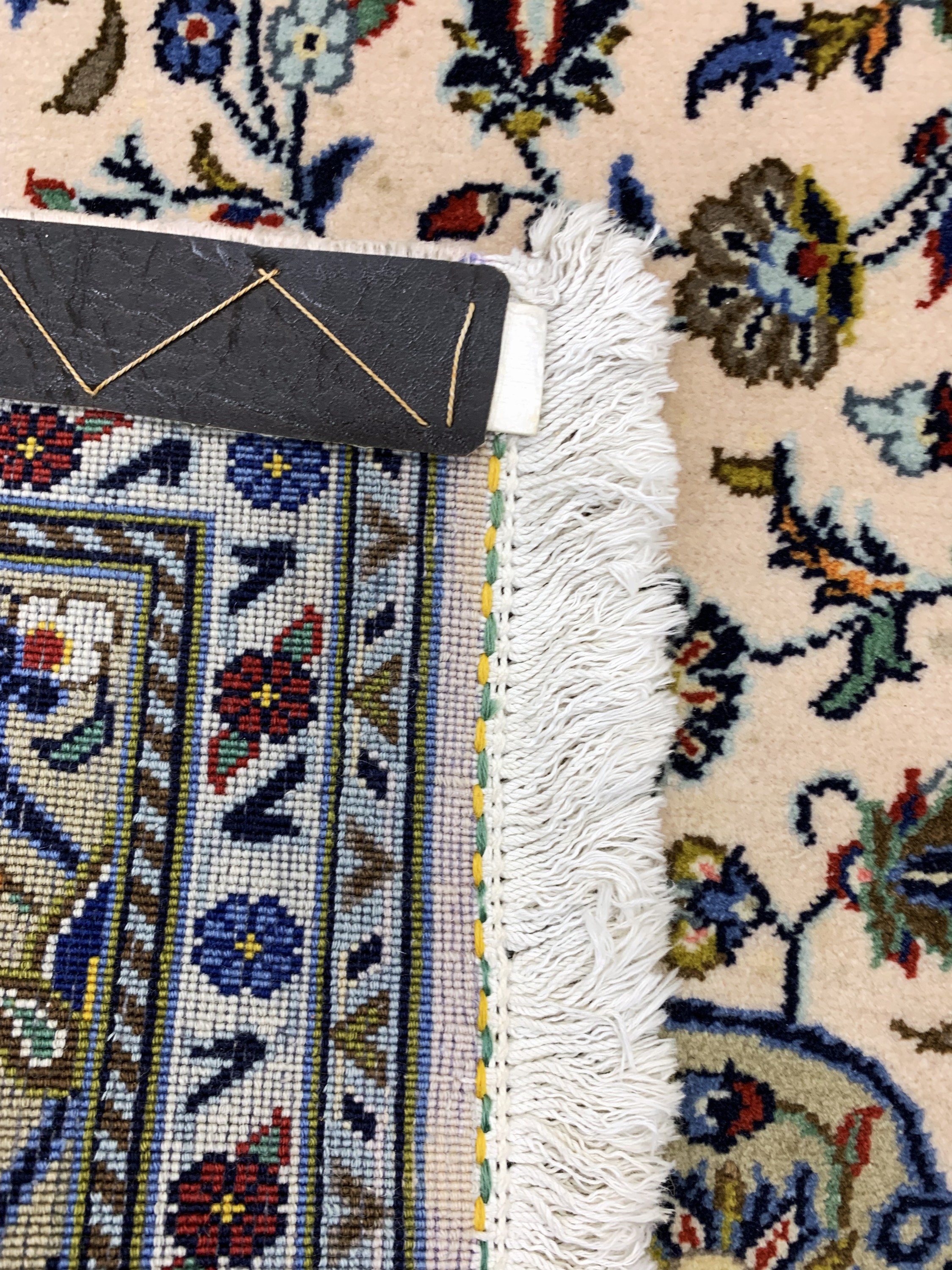 Detail e: Keschan Kork fein Persien, signiert"Shadsar", Ende 20.Jhd, Korkwolle auf Baumwolle, ca. 226 x 141 cm, Reinigungsbedürftig, EHZ: 2
