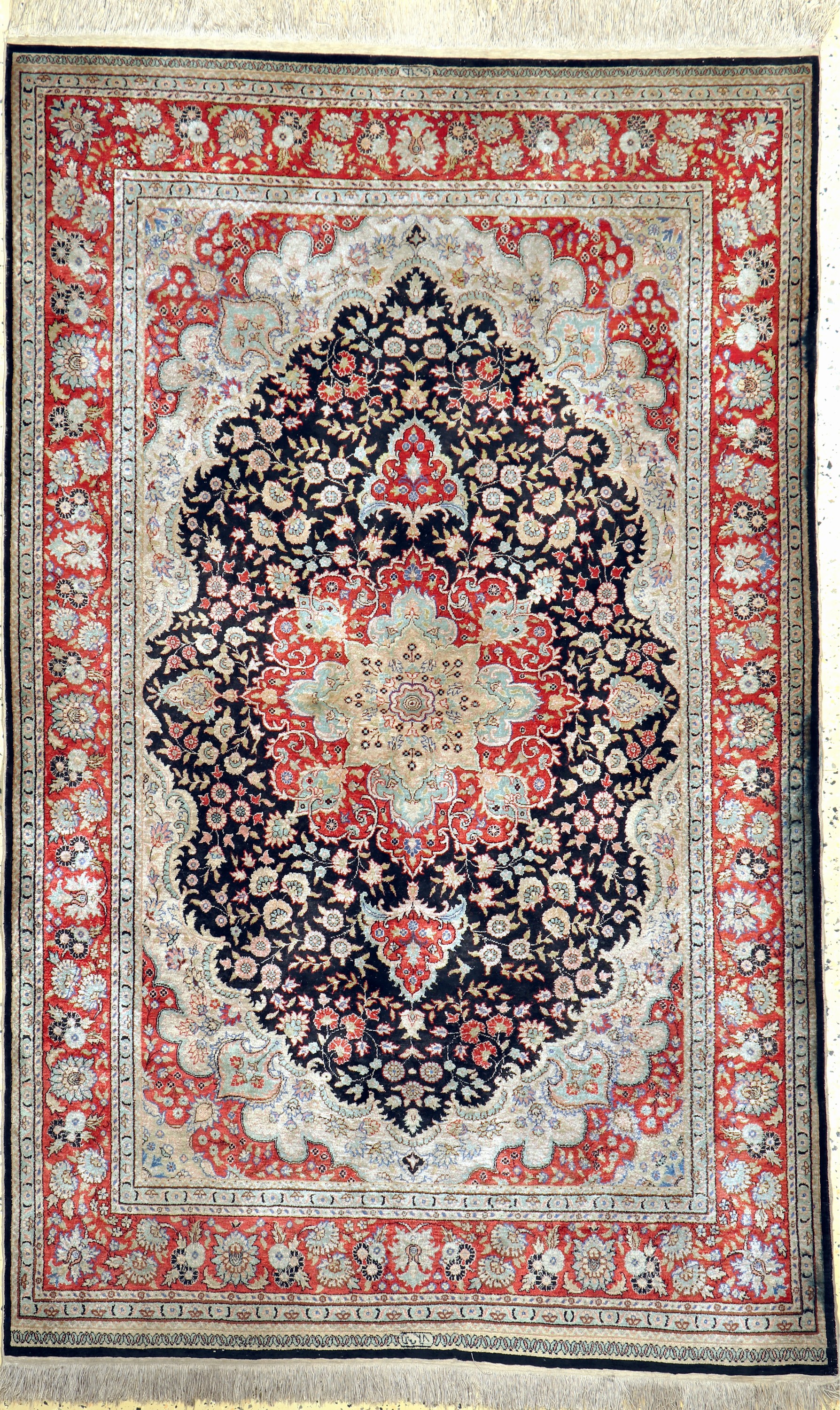 Hereke Seide fein, China, Ende 20.Jhd, reine Naturseide, ca. 188 x 120 cm, verfärbt, EHZ: 2