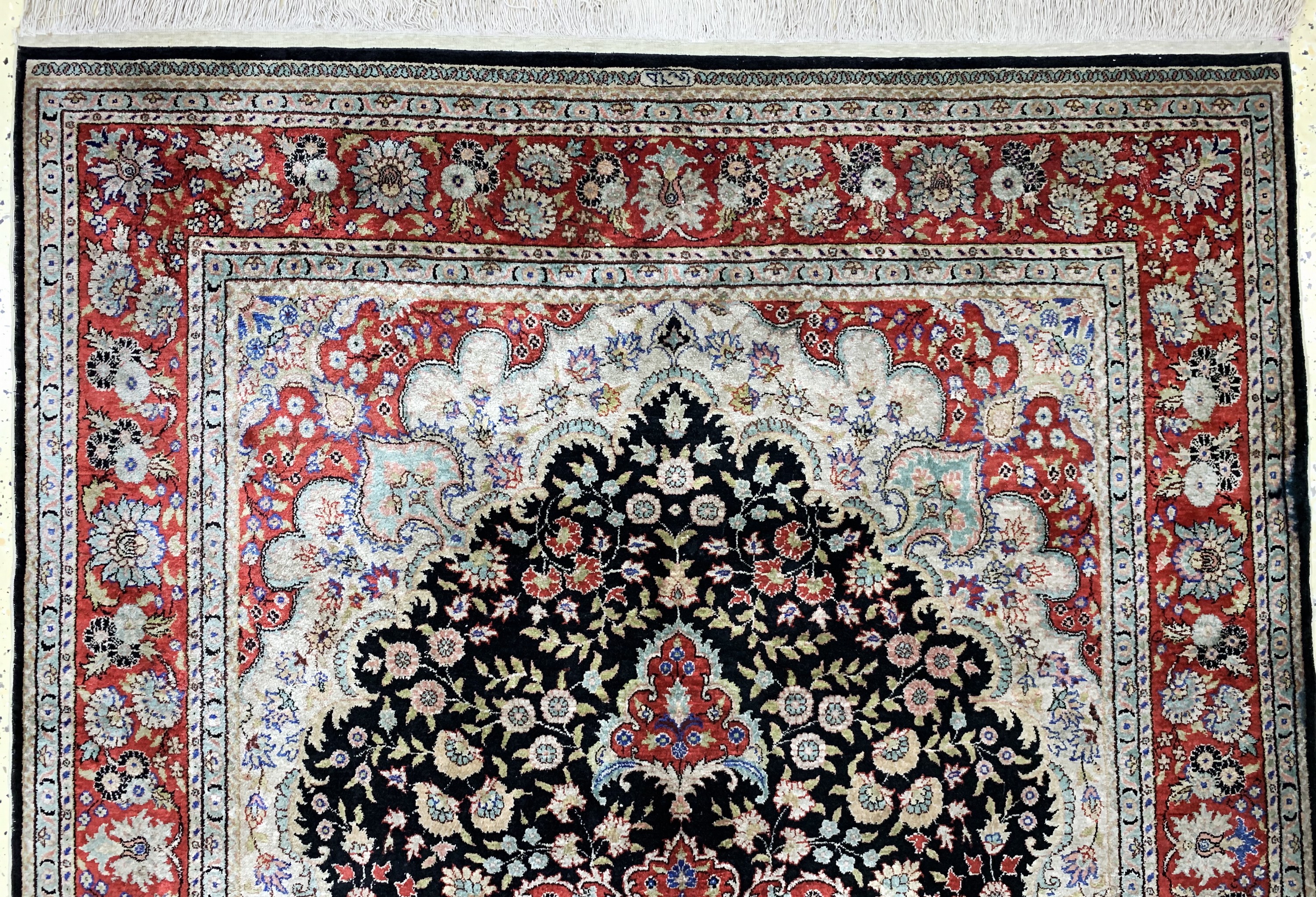 Detail a: Hereke Seide fein, China, Ende 20.Jhd, reine Naturseide, ca. 188 x 120 cm, verfärbt, EHZ: 2