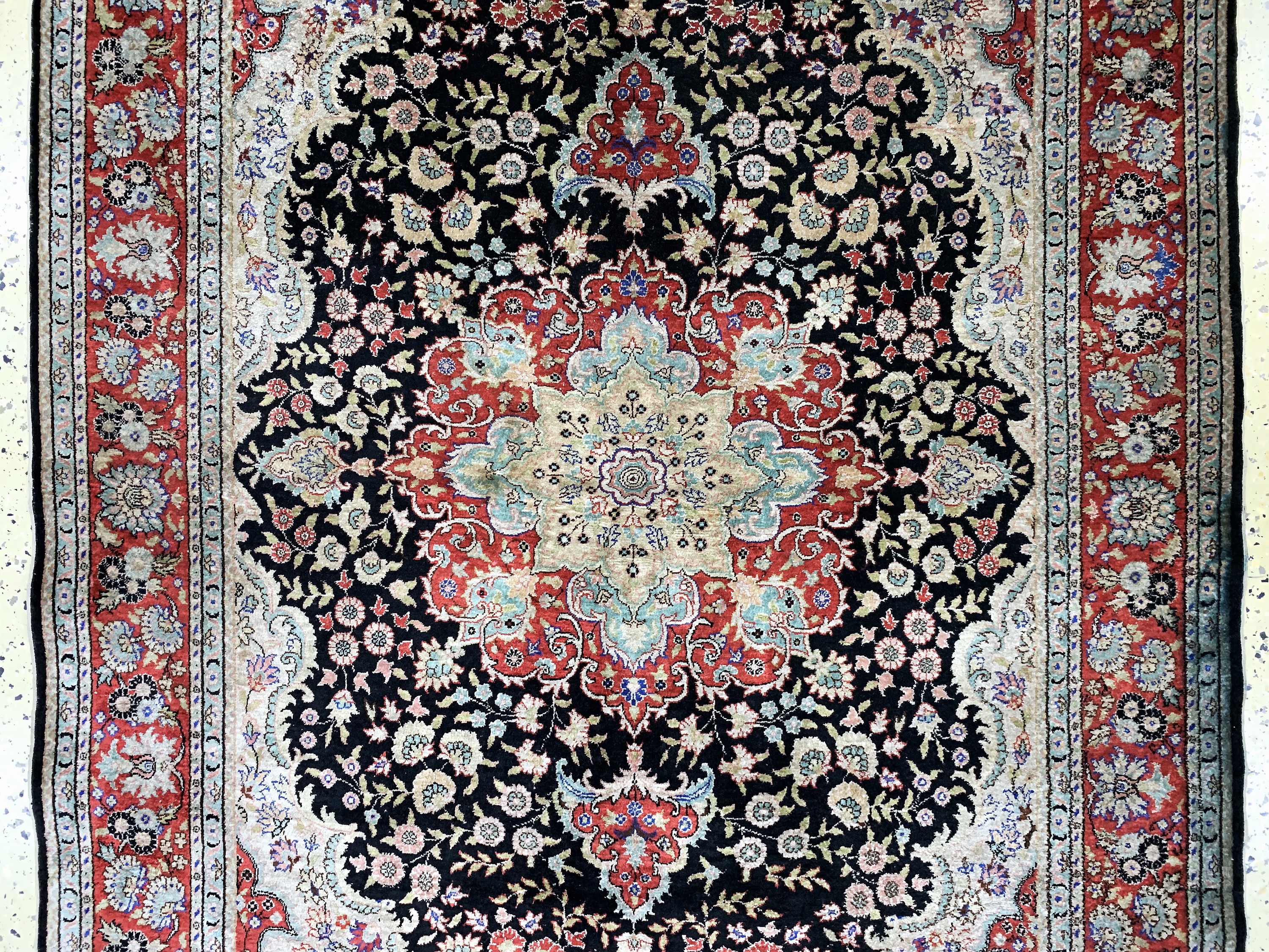 Detail b: Hereke Seide fein, China, Ende 20.Jhd, reine Naturseide, ca. 188 x 120 cm, verfärbt, EHZ: 2