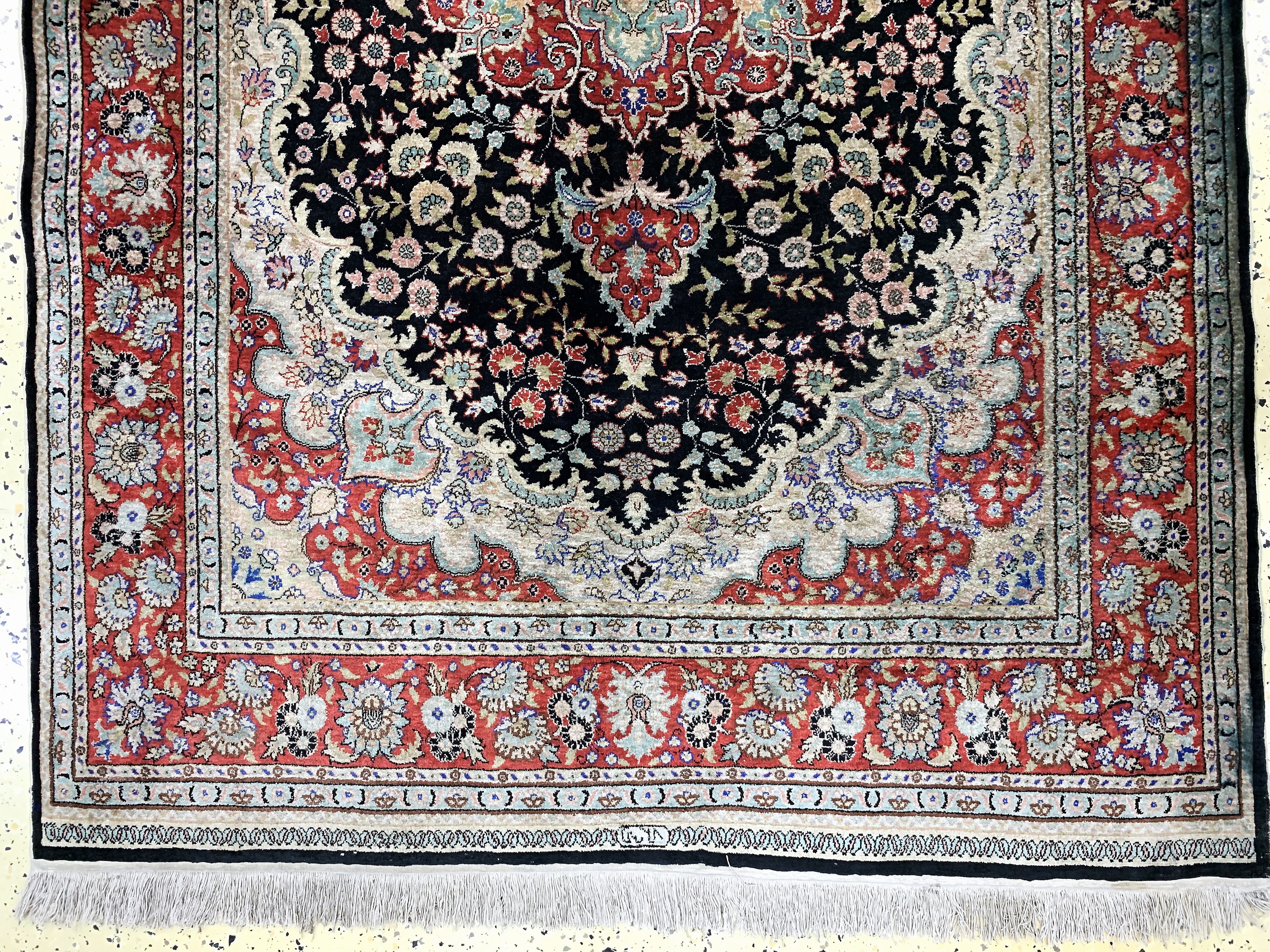 Detail c: Hereke Seide fein, China, Ende 20.Jhd, reine Naturseide, ca. 188 x 120 cm, verfärbt, EHZ: 2
