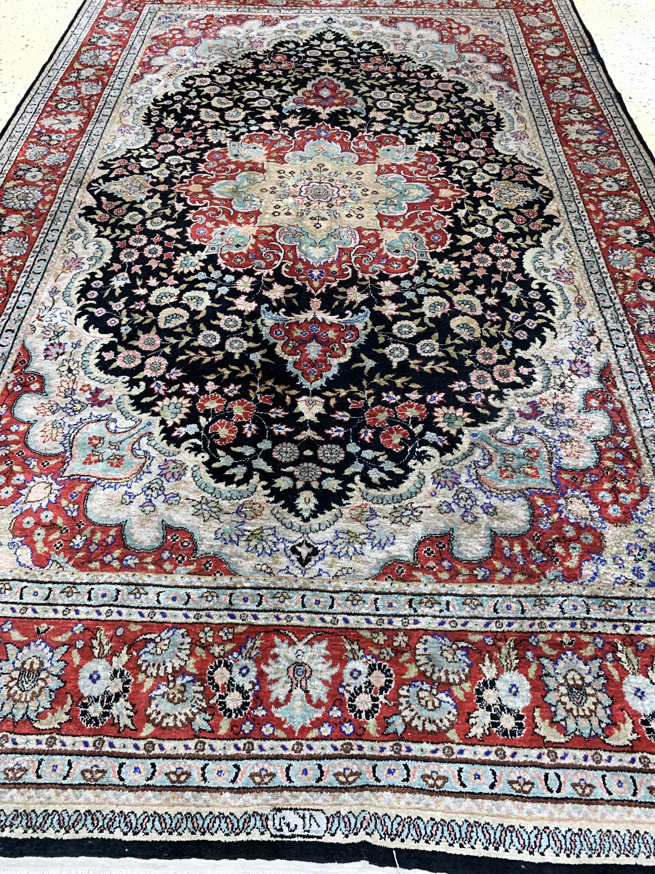 Detail d: Hereke Seide fein, China, Ende 20.Jhd, reine Naturseide, ca. 188 x 120 cm, verfärbt, EHZ: 2