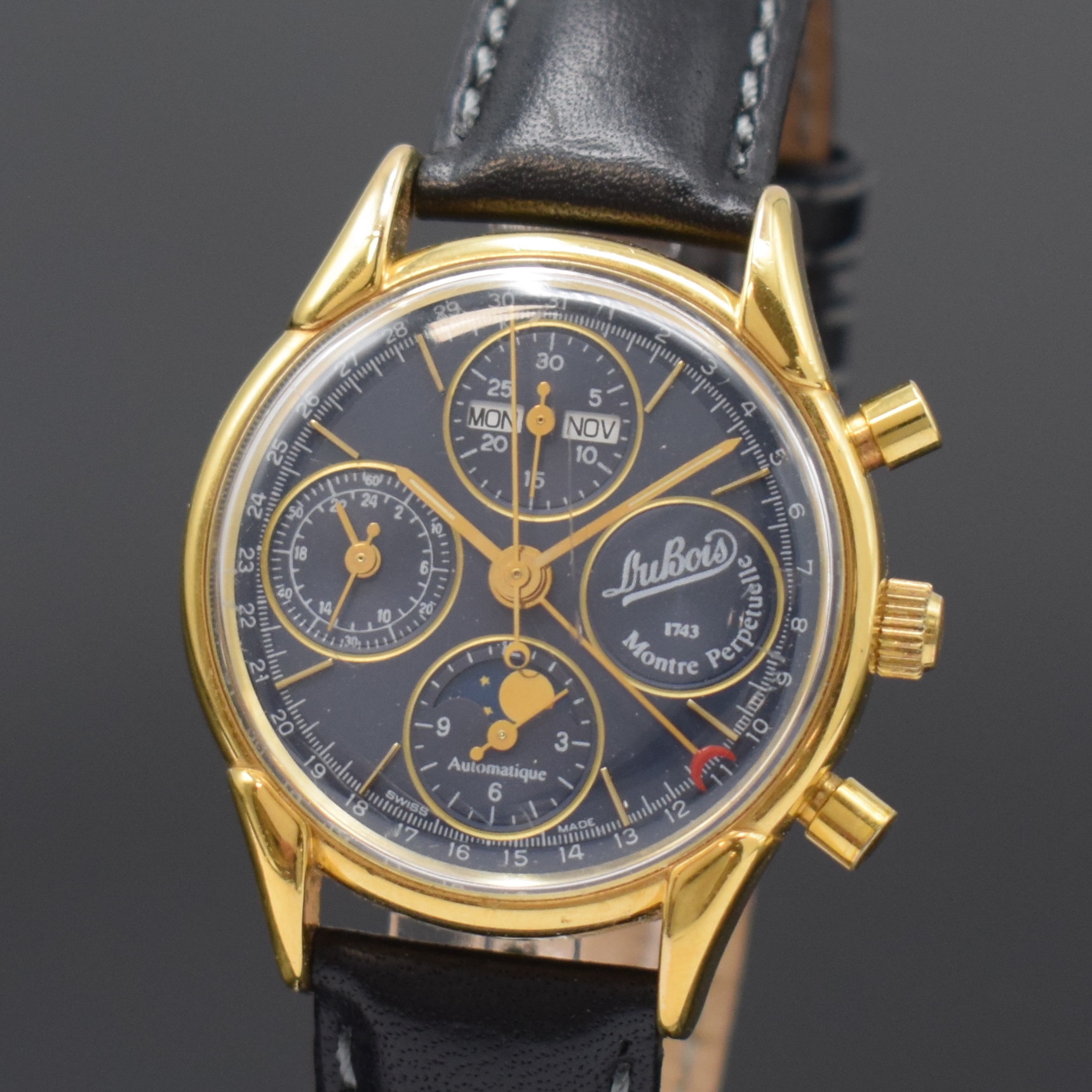 Detail a: DU BOIS vergoldeter Herrenchronograph mit Vollkalender Edition d'Anniversaire, Schweiz um 1993, Automatik, Boden aufgedr., Korrekturdr. seitl. ...