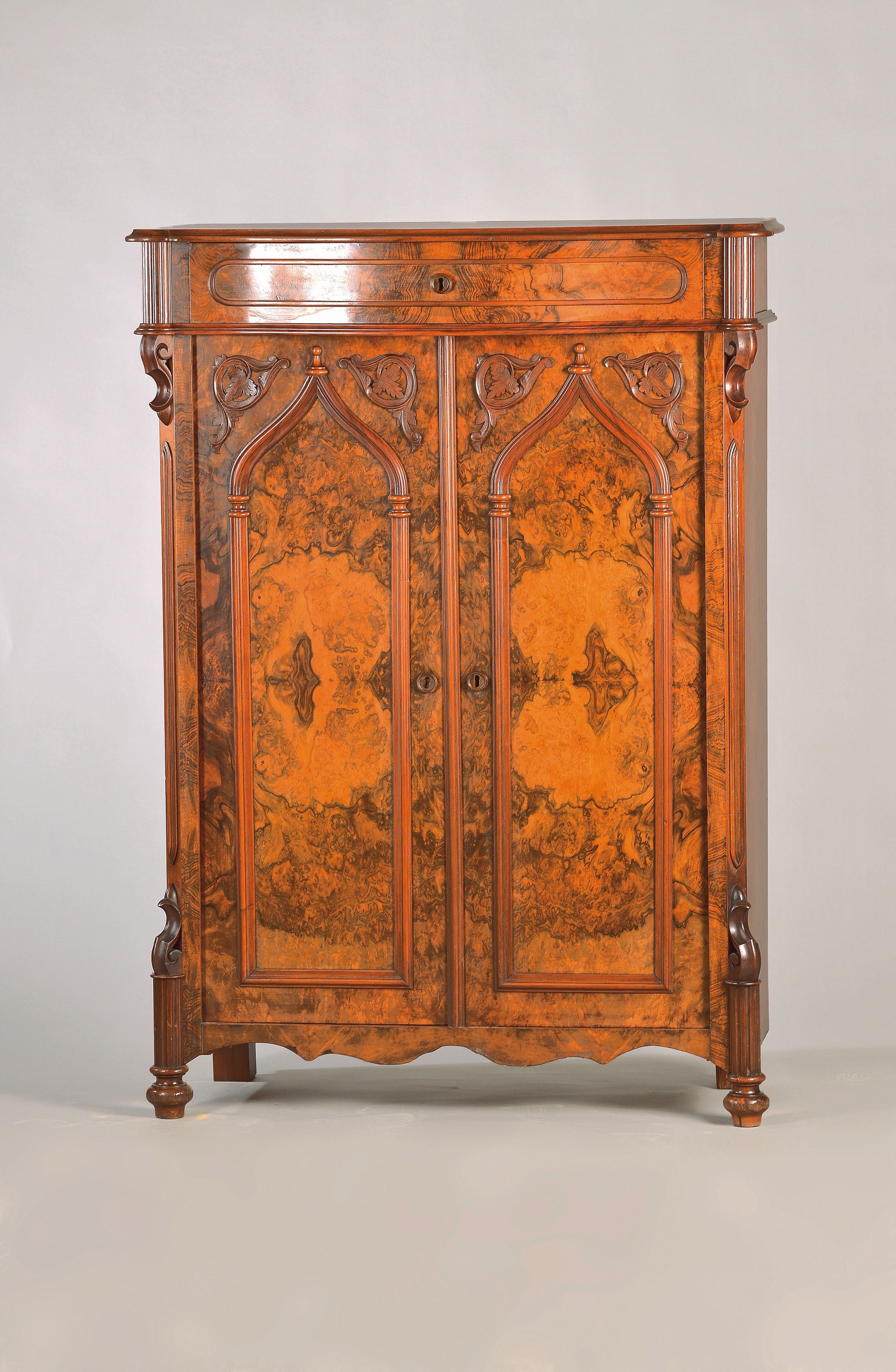 Vertiko im neogotischem Stil, um 1850, Nußbaumfurnier, 2-türiger Korpus mit einer Schublade, auf den Türen neogotische Versprossung, Schellack ...