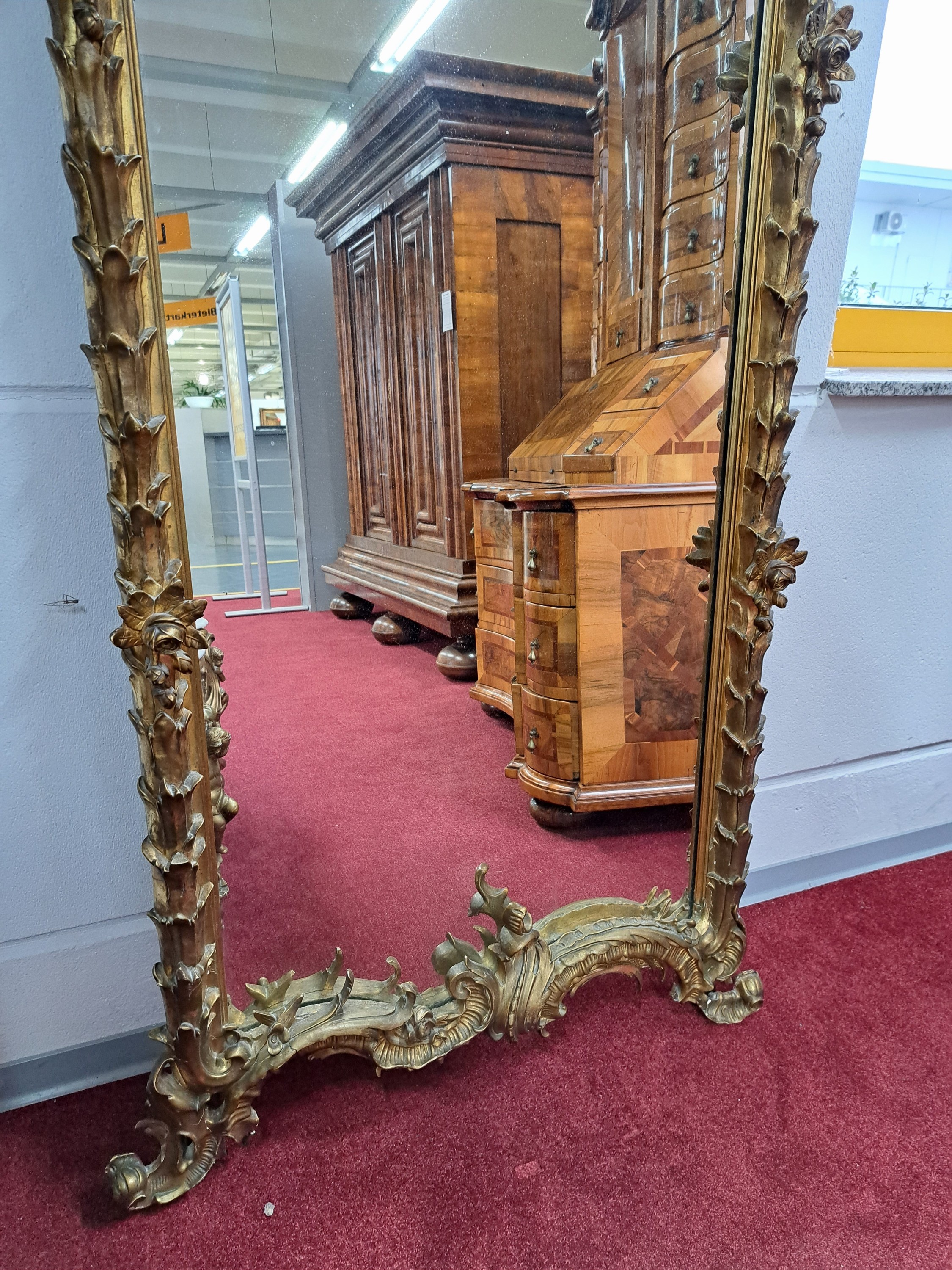 Detail a: Monumentaler Standspiegel mit Konsole, Frankreich, um 1860, aufwendige Stuckarbeiten u.a. mit Putti u. floraler Ornamentik, sowie Rocaillen, Konsole ...