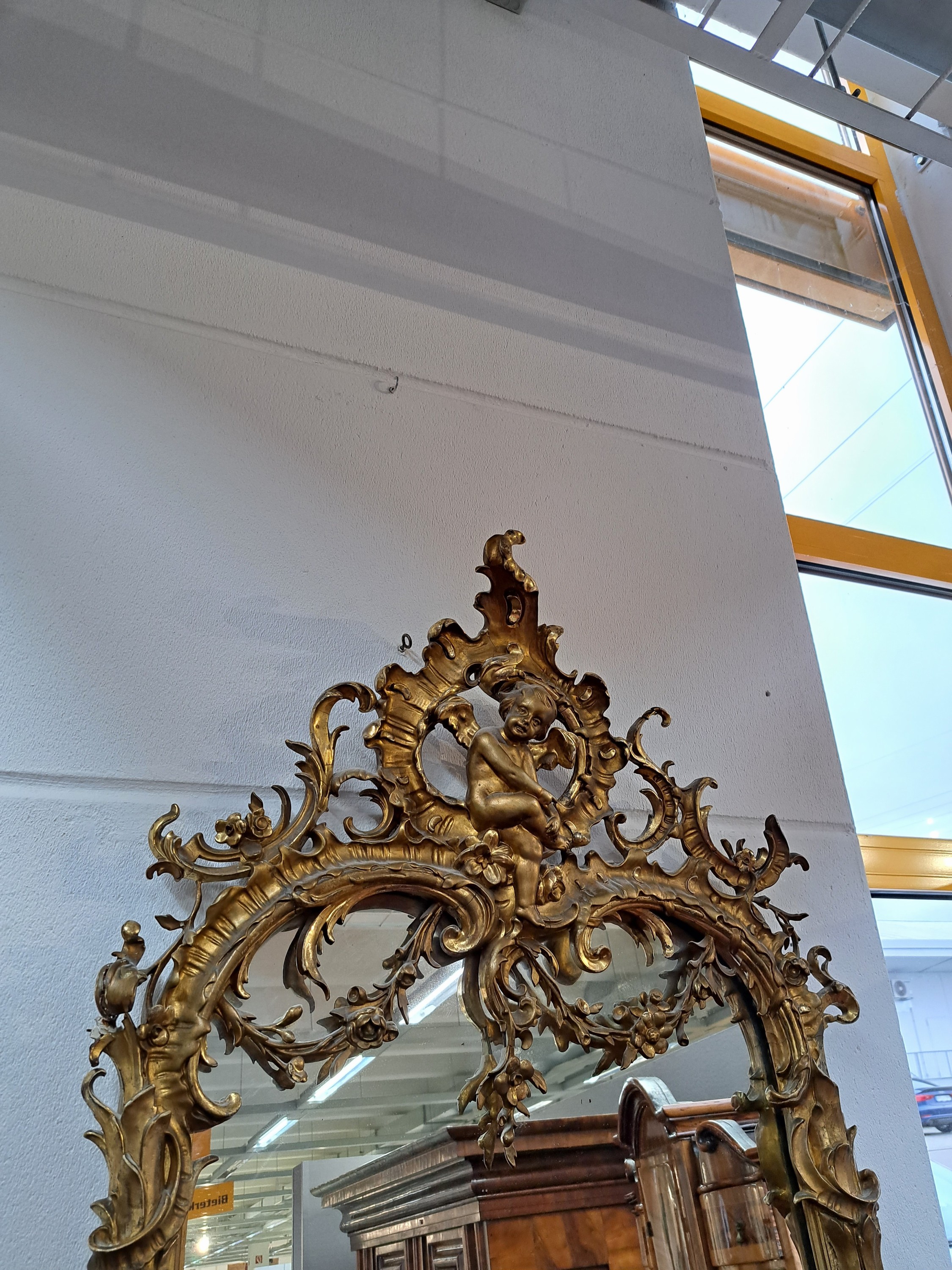 Detail b: Monumentaler Standspiegel mit Konsole, Frankreich, um 1860, aufwendige Stuckarbeiten u.a. mit Putti u. floraler Ornamentik, sowie Rocaillen, Konsole ...