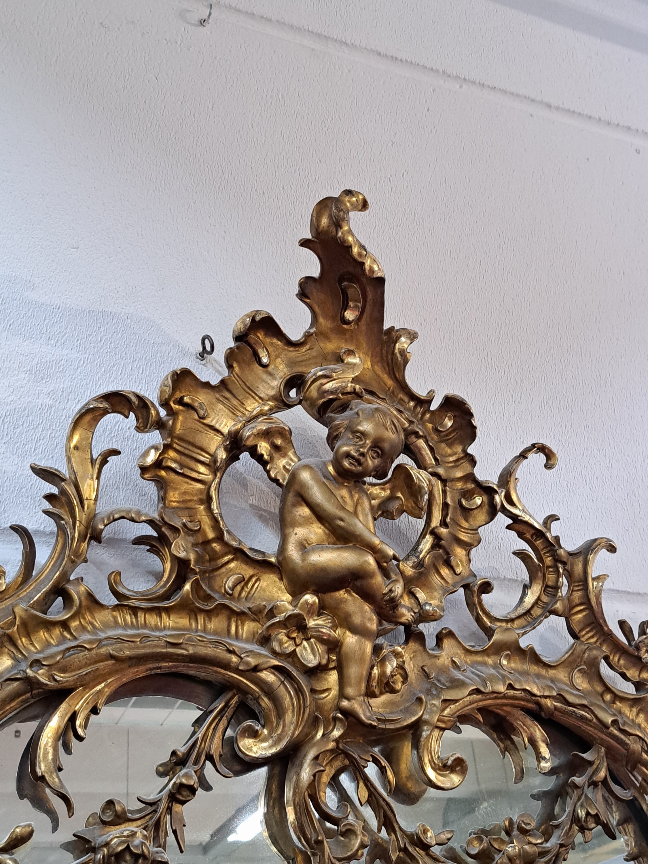 Detail c: Monumentaler Standspiegel mit Konsole, Frankreich, um 1860, aufwendige Stuckarbeiten u.a. mit Putti u. floraler Ornamentik, sowie Rocaillen, Konsole ...