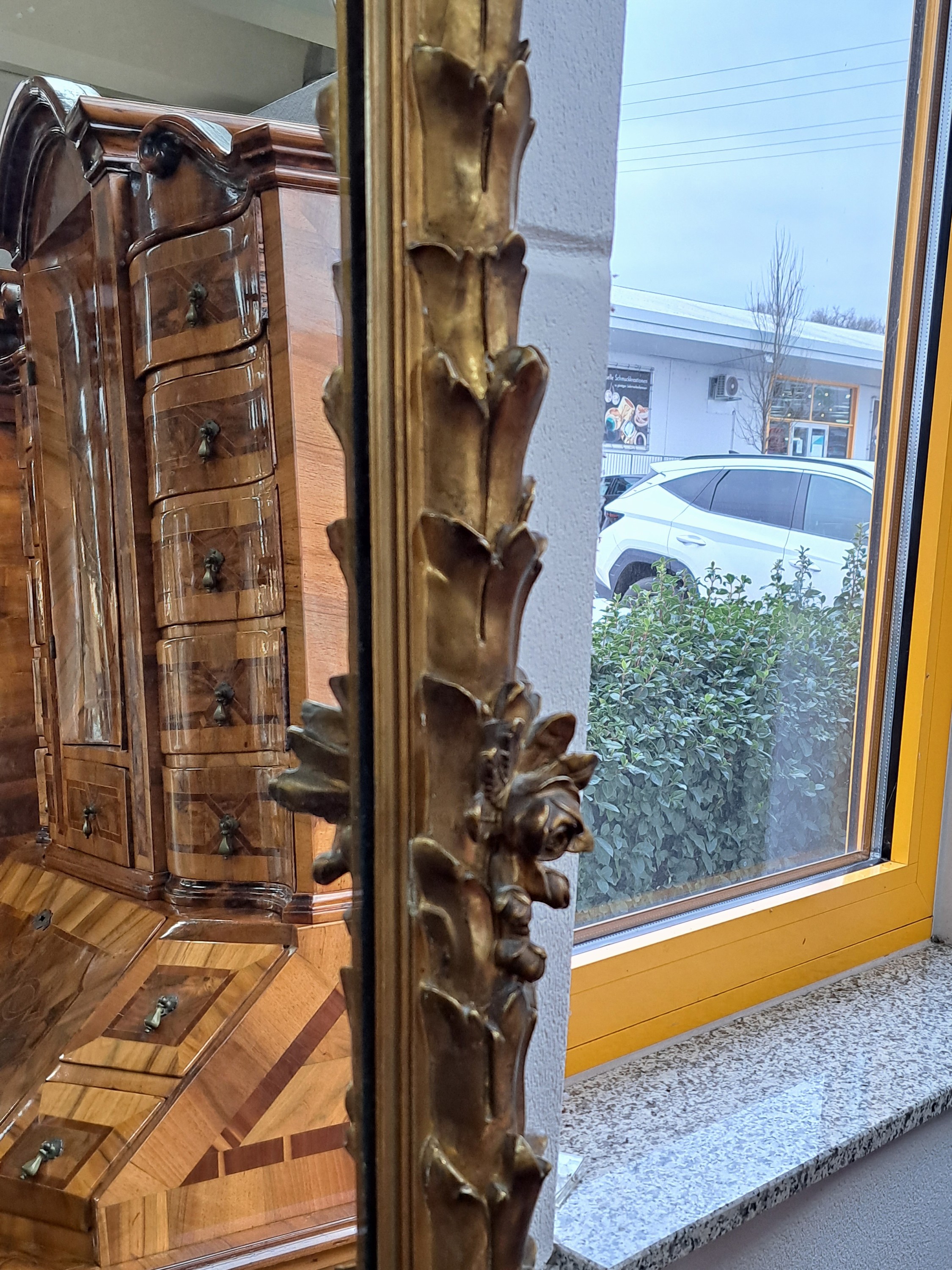 Detail d: Monumentaler Standspiegel mit Konsole, Frankreich, um 1860, aufwendige Stuckarbeiten u.a. mit Putti u. floraler Ornamentik, sowie Rocaillen, Konsole ...