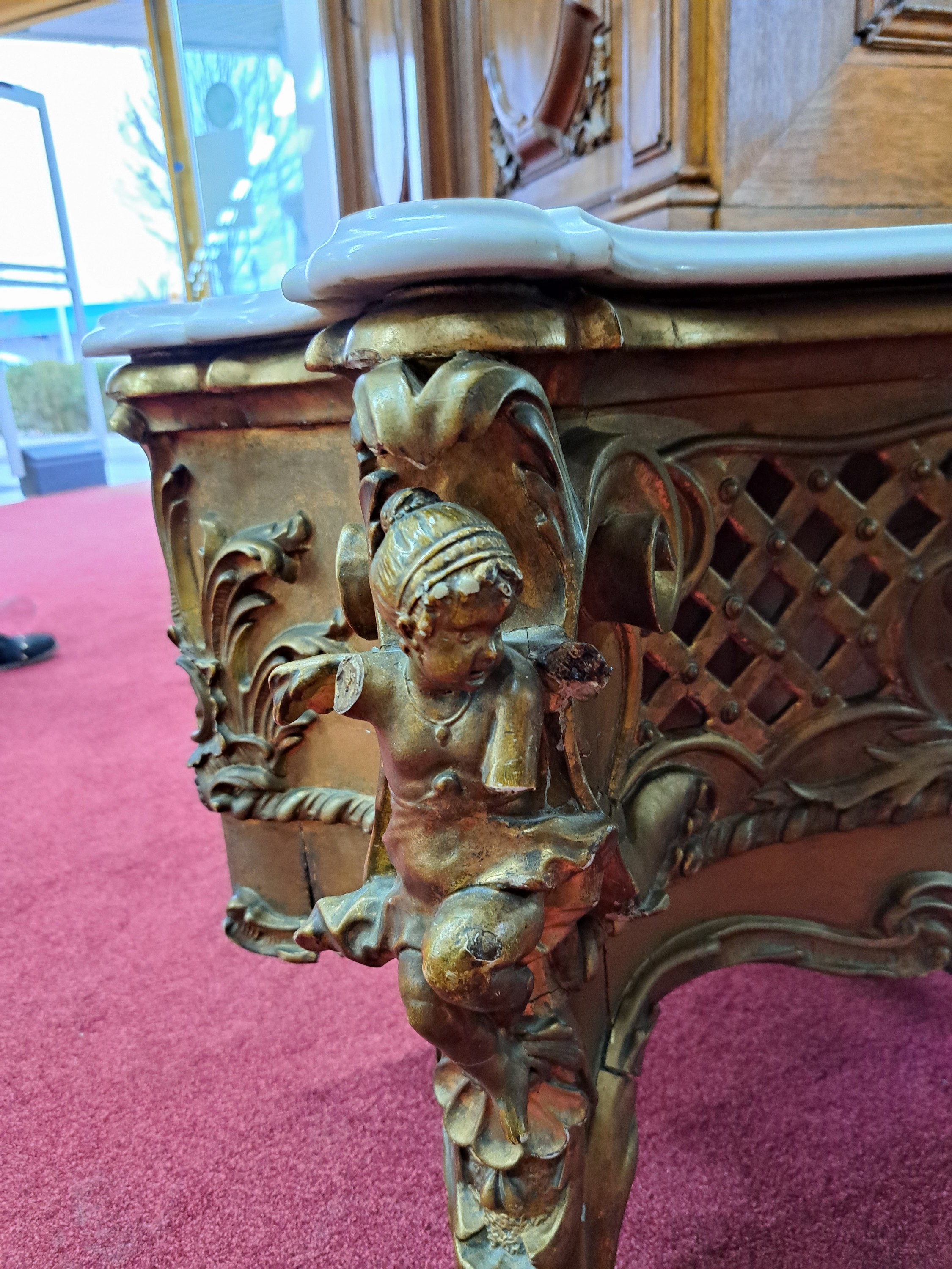 Detail h: Monumentaler Standspiegel mit Konsole, Frankreich, um 1860, aufwendige Stuckarbeiten u.a. mit Putti u. floraler Ornamentik, sowie Rocaillen, Konsole ...