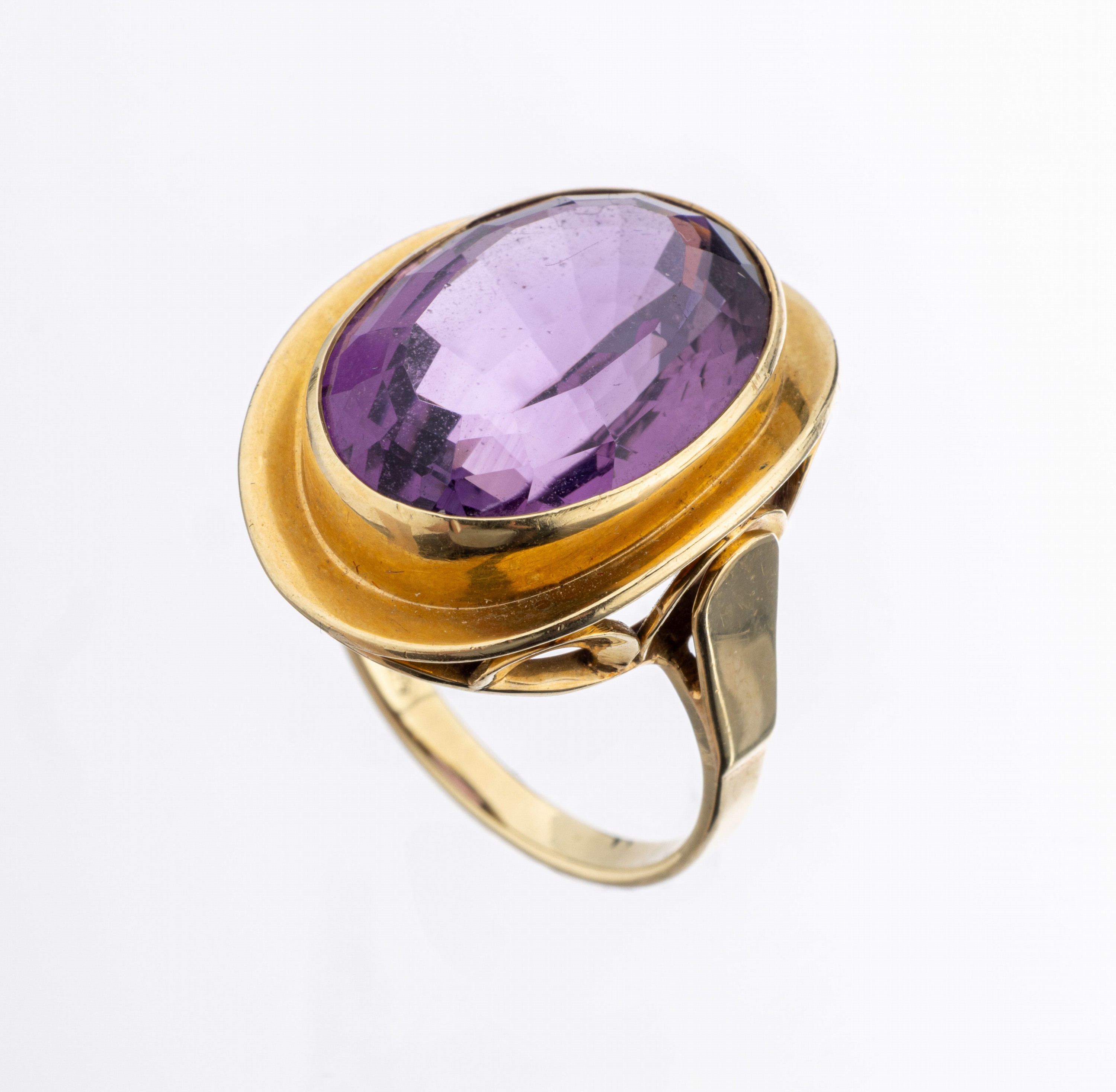 14 kt Gold Amethyst-Ring, 1960er Jahre, GG 585/000, ovalfacett. Amethyst von schöner Farbe, RW 55, ca. 8.4 g, Meistermarke unged.
