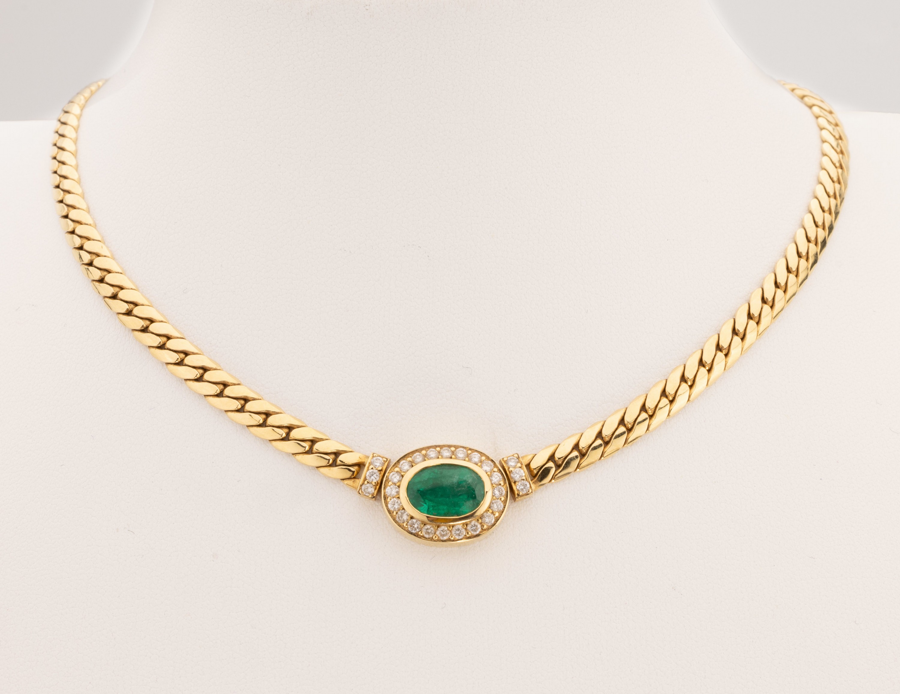 18 kt Gold Smaragd-Brillant-Collier, GG 750/000, ovalfacett. Smaragd ca. 2.40 ct, umgeben von 26 Brillanten zus. ca. 0.52 ct Weiß/si, L. ca. 42.5 ...