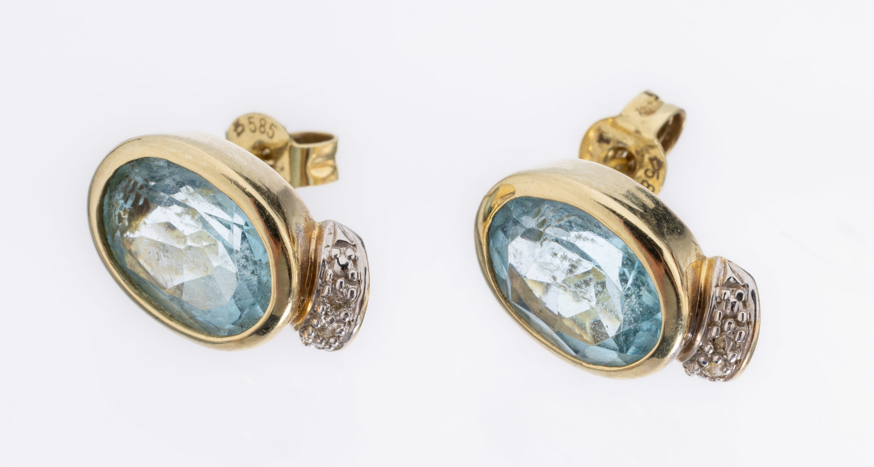 Paar 14 kt Gold Topas-Diamant-Ohrstecker, GG 585/000, 2 ovalfacett. Blautopase (beh.), 2kl. 8/8-Diamanten, ca. 5.4 g