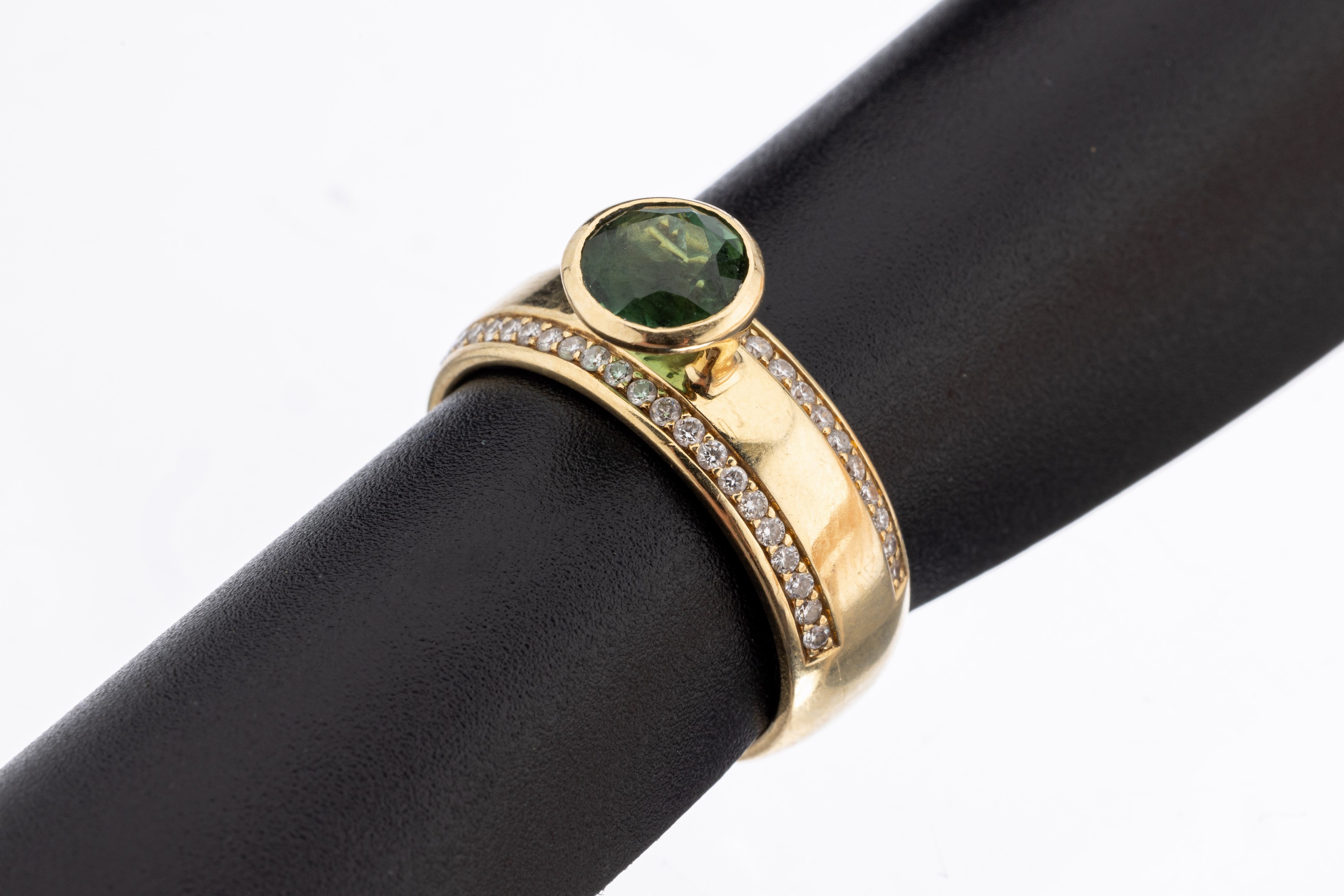 18 kt Gold Turmalin-Brillant-Ring, GG 750/000, rundfacett. Turmalin ca. 1.33 ct, 48 Brillanten zus. ca. 0.28 ct Weiß/si, RW 54, ca. 8.1 g