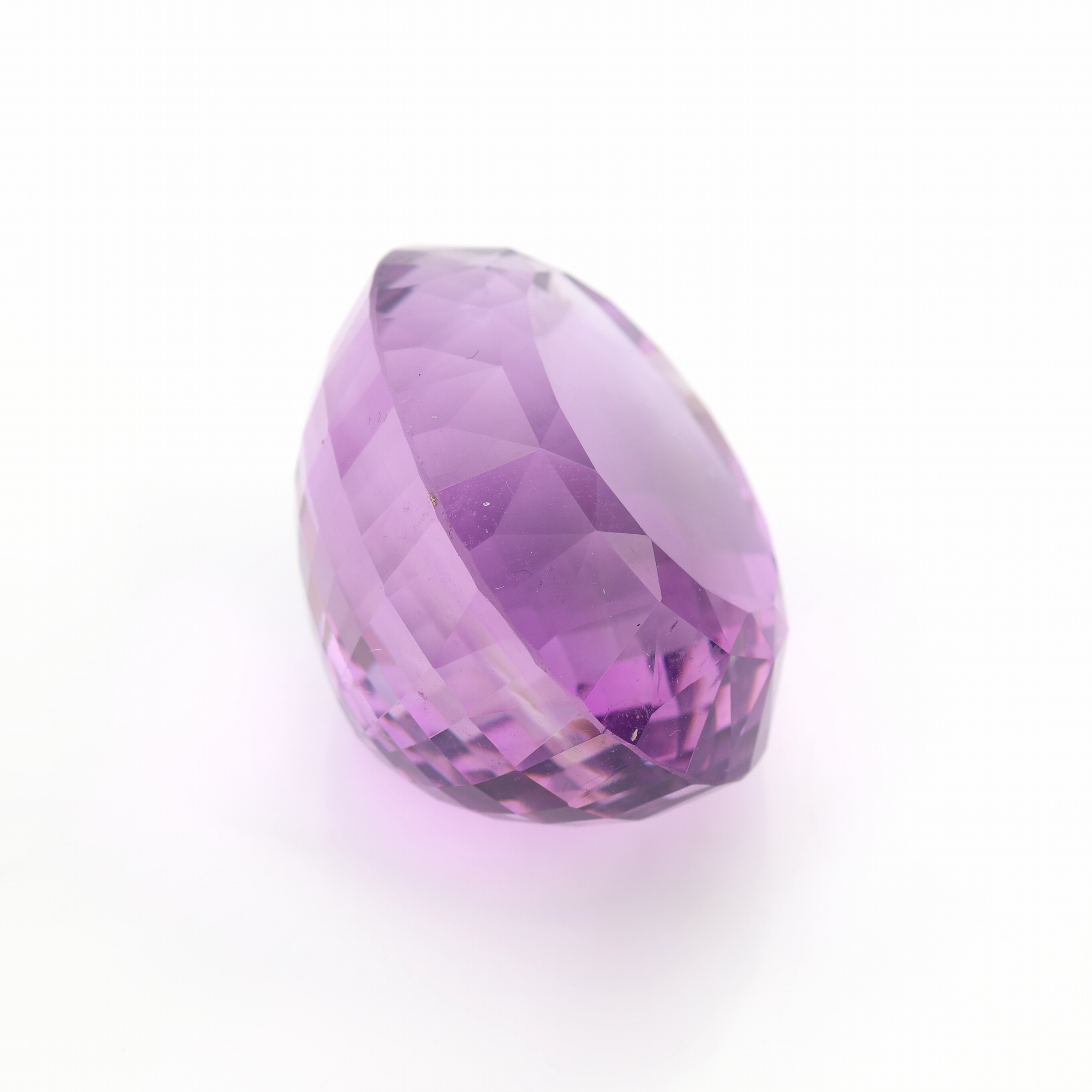Detail b: Loser Amethyst, ca. 79.8 ct, ovalfacett., schöne Farbe