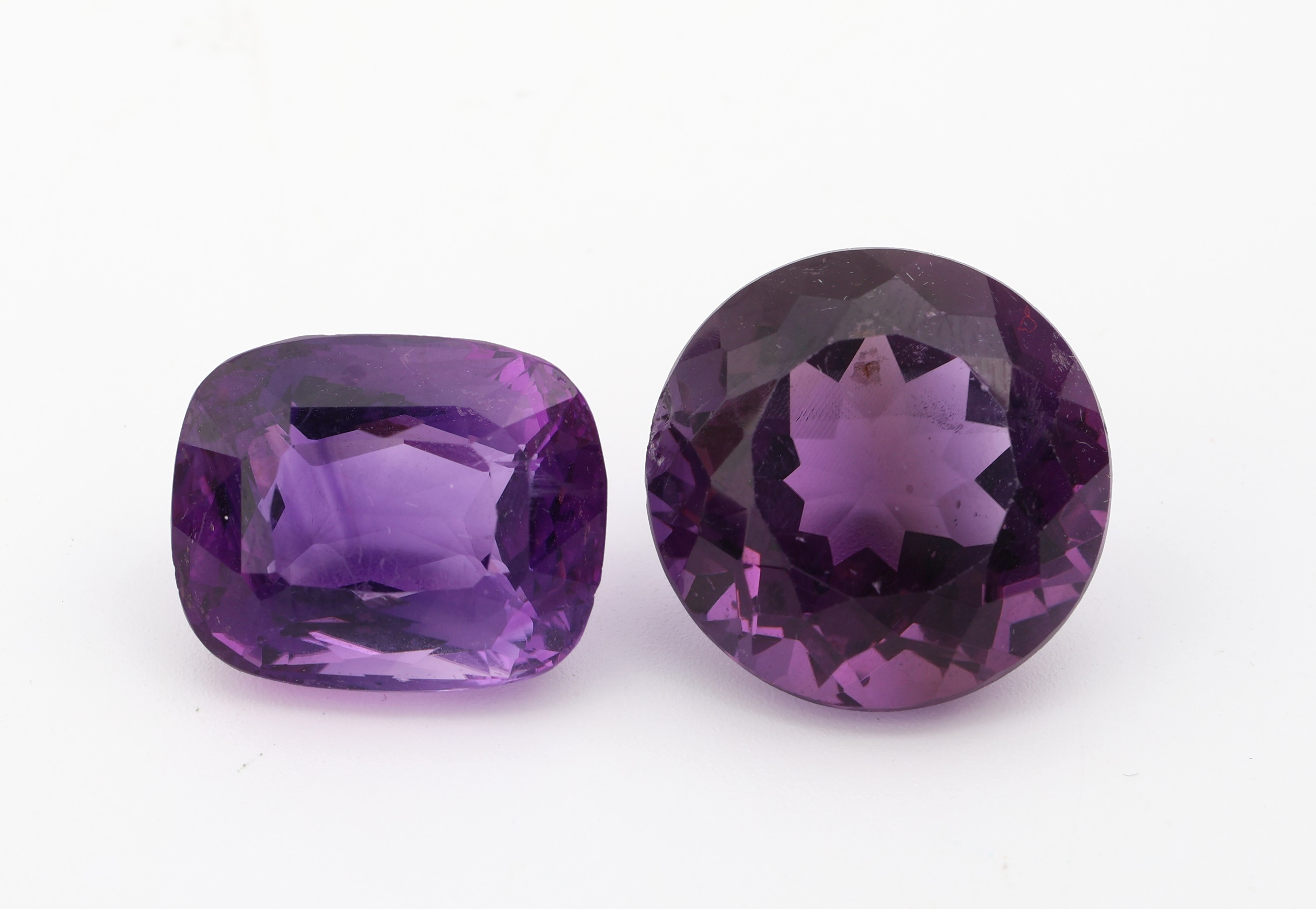 Lot 2 lose Amethyste, zus. ca. 34.8 ct, 1x ovalfacett., 1 x Kissenschliff