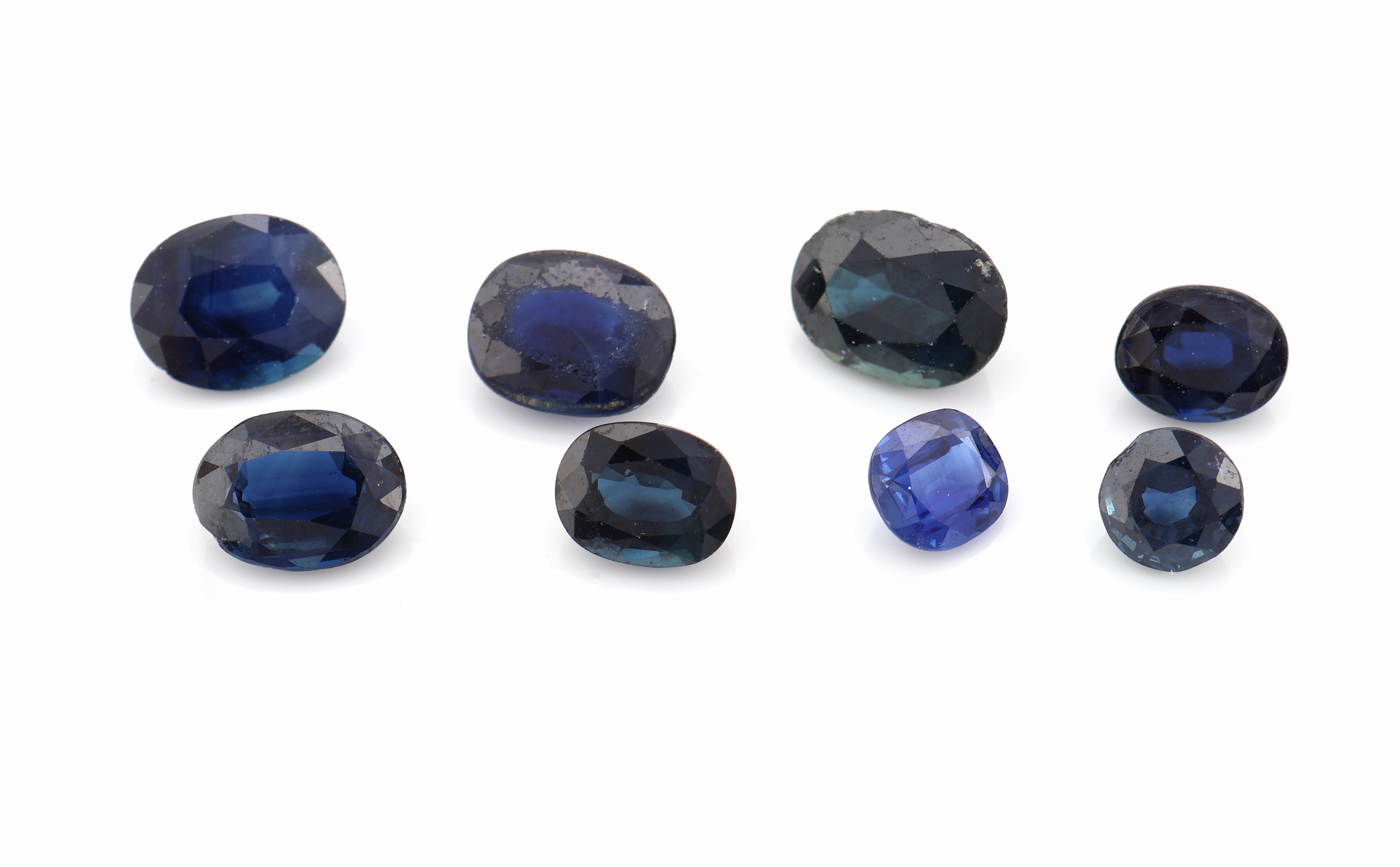 Lot 8 lose Saphire, zus. ca. 5.33 ct, oval- facett. in versch. Größen und Farbnuancen, Ausfassware