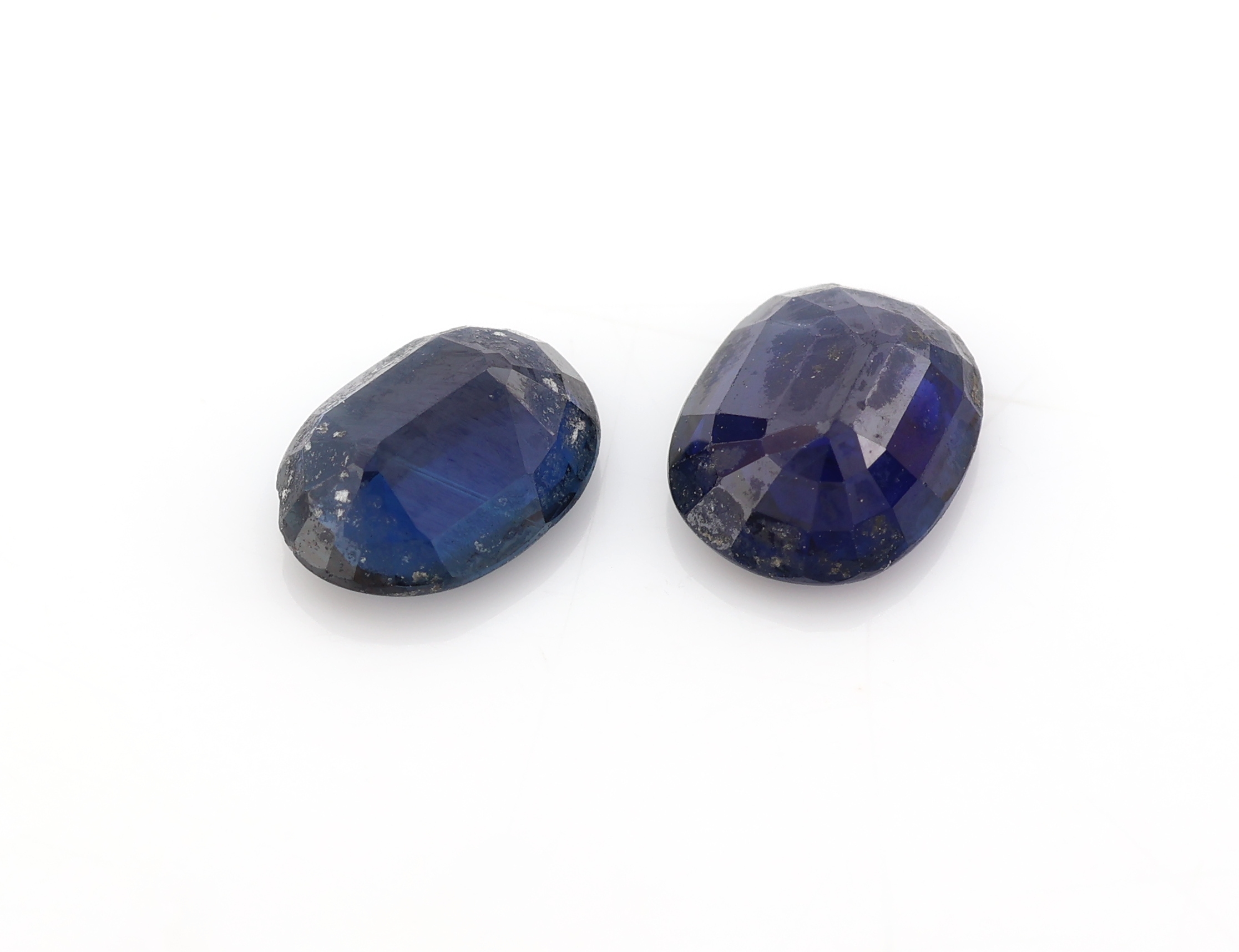 Detail b: Lot 8 lose Saphire, zus. ca. 5.33 ct, oval- facett. in versch. Größen und Farbnuancen, Ausfassware