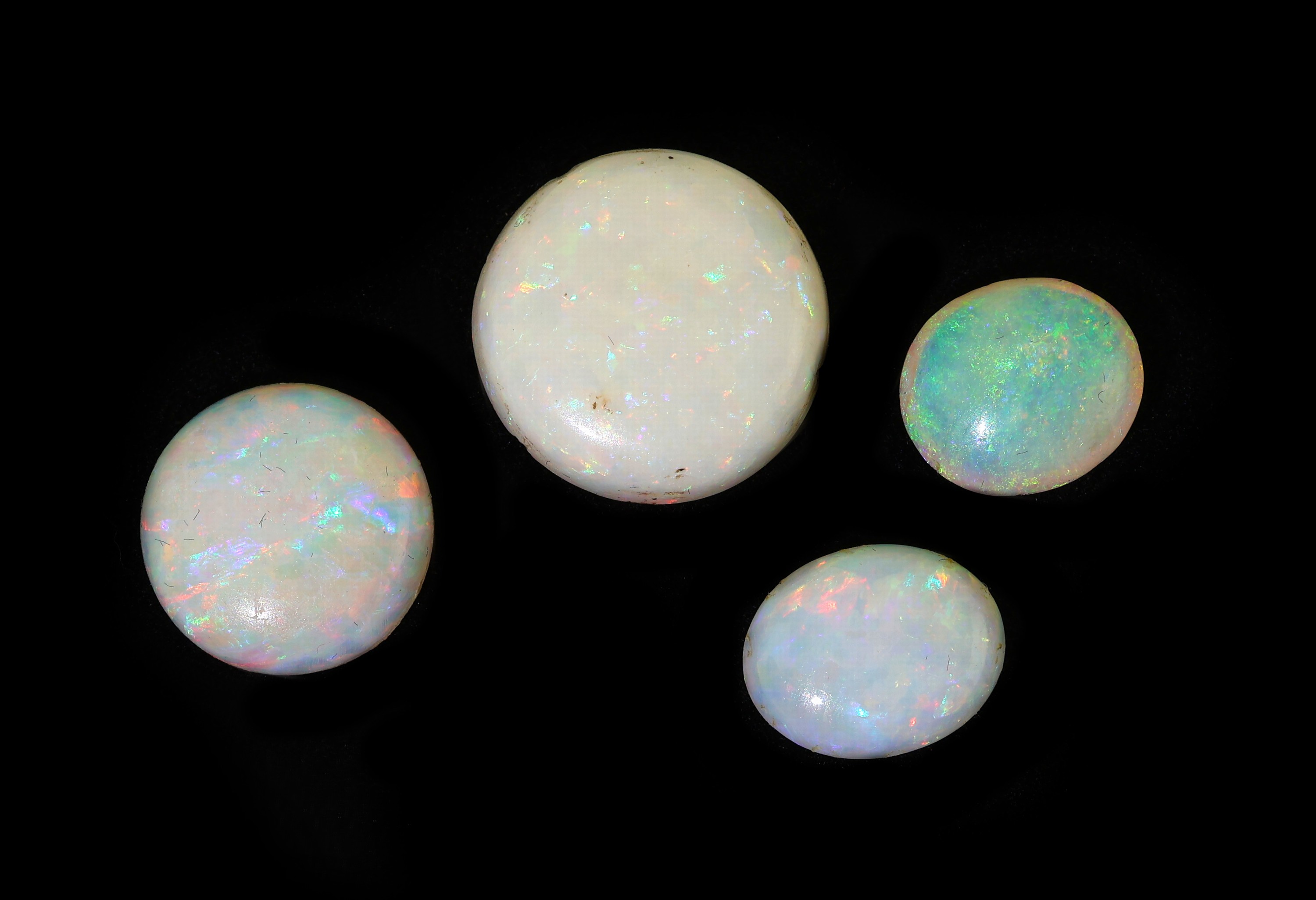Detail b: Lot 4 lose Opal, zus. ca. 10.9 ct, Cabochons in versch. Größen
