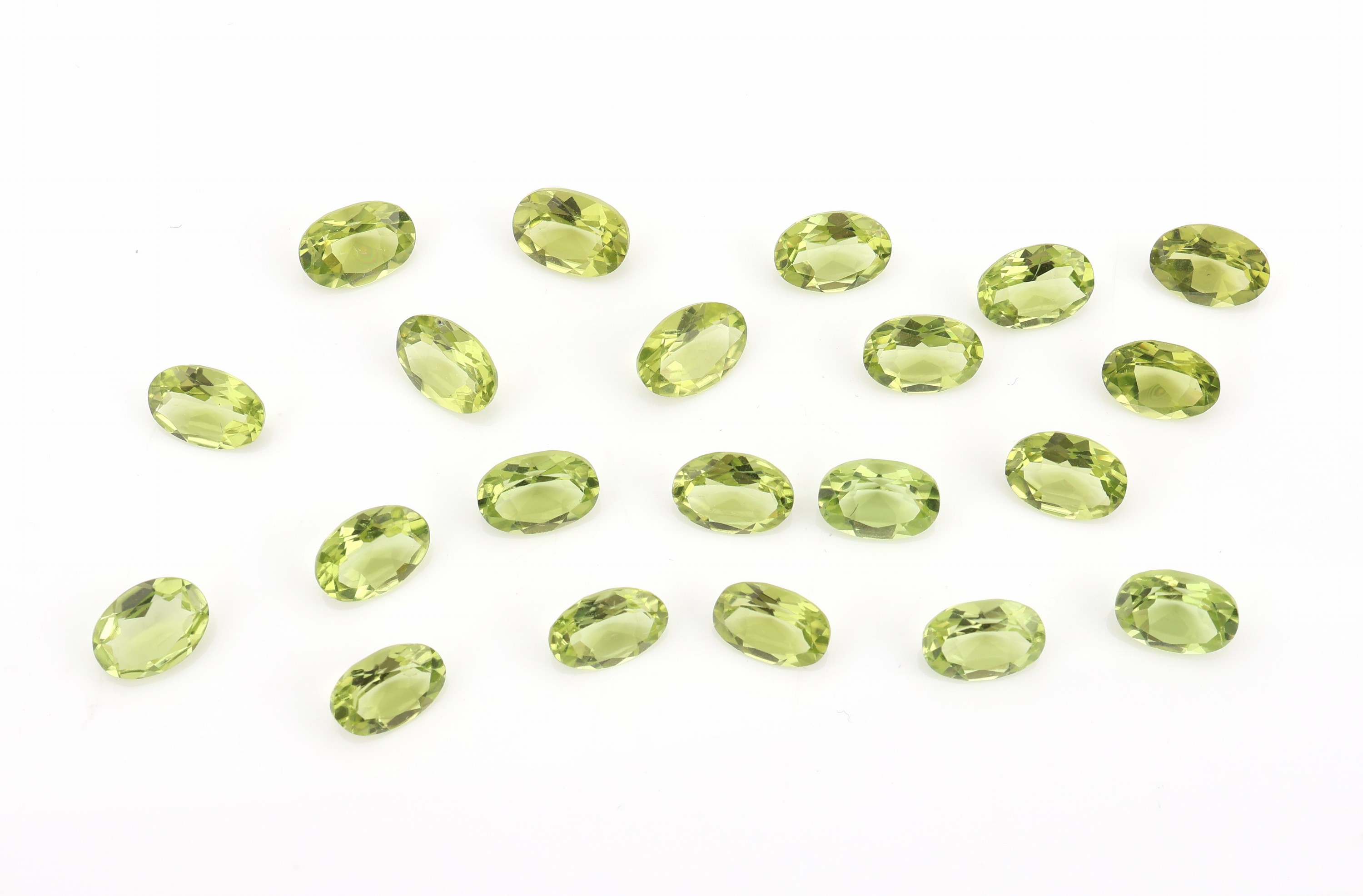 Lot lose Peridots, zus. ca. 16.67 ct, ovalfacett.