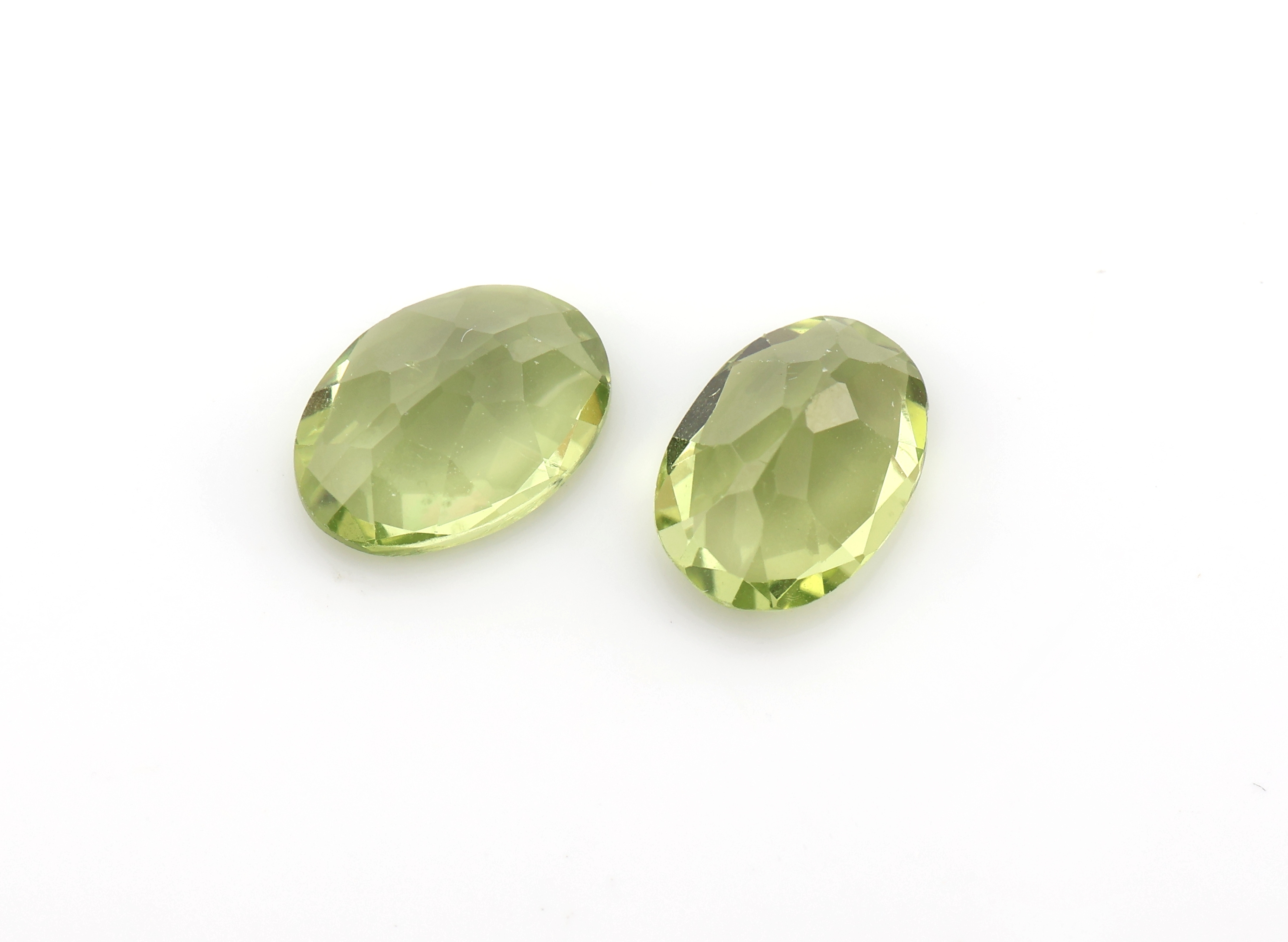 Detail b: Lot lose Peridots, zus. ca. 16.67 ct, ovalfacett.