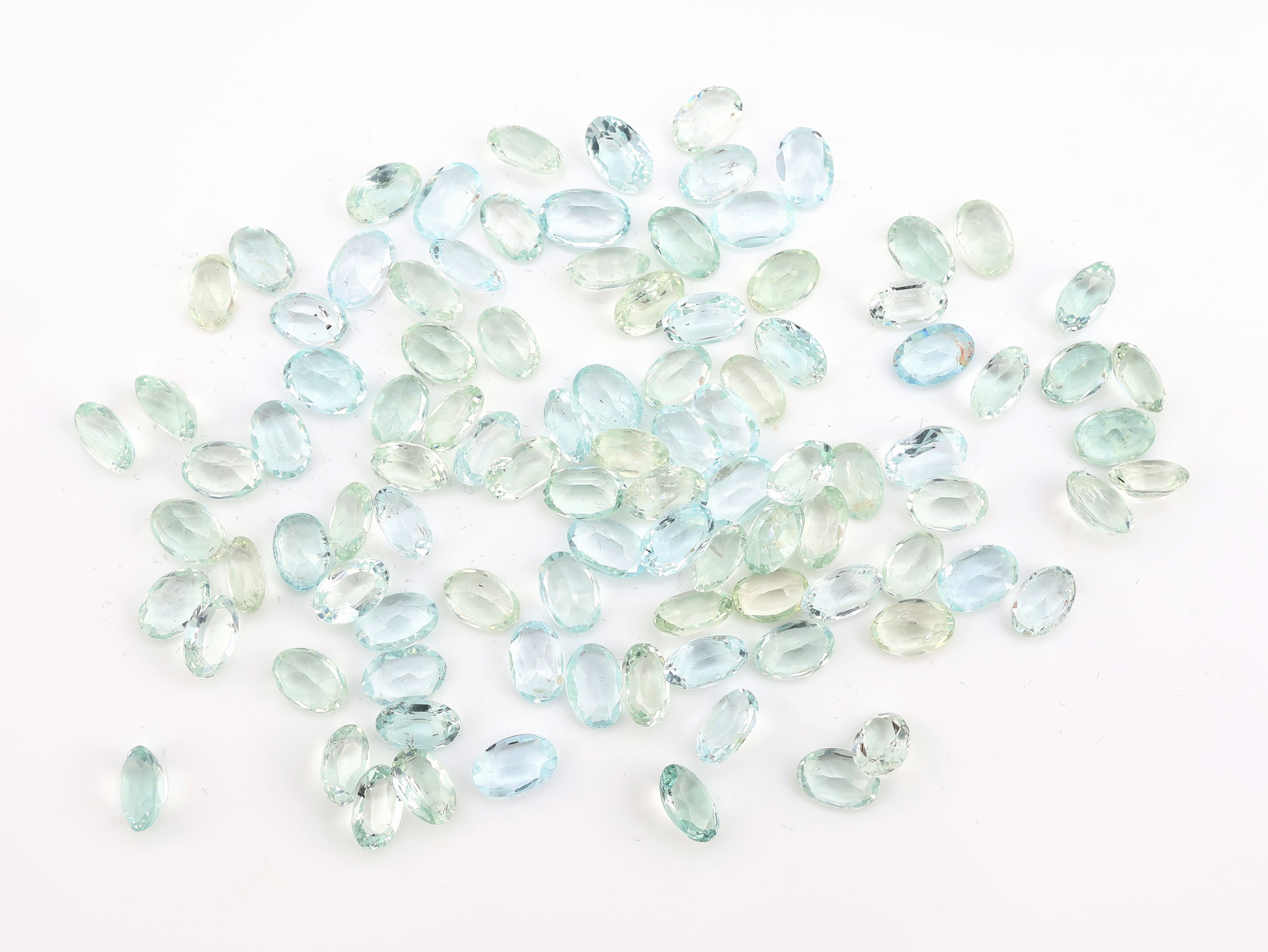 Lot lose Aquamarine, zus. ca. 36.7 ct, ovalfacett., versch. Größen und Farbnuancen