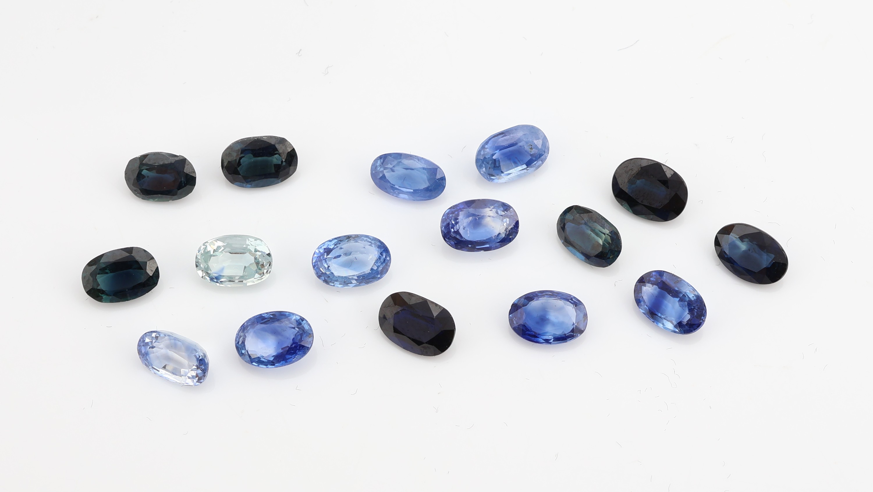 Lot lose Saphire, zus. ca. 10.30 ct, ovalfacett. in versch. Größen und Farbnuancen