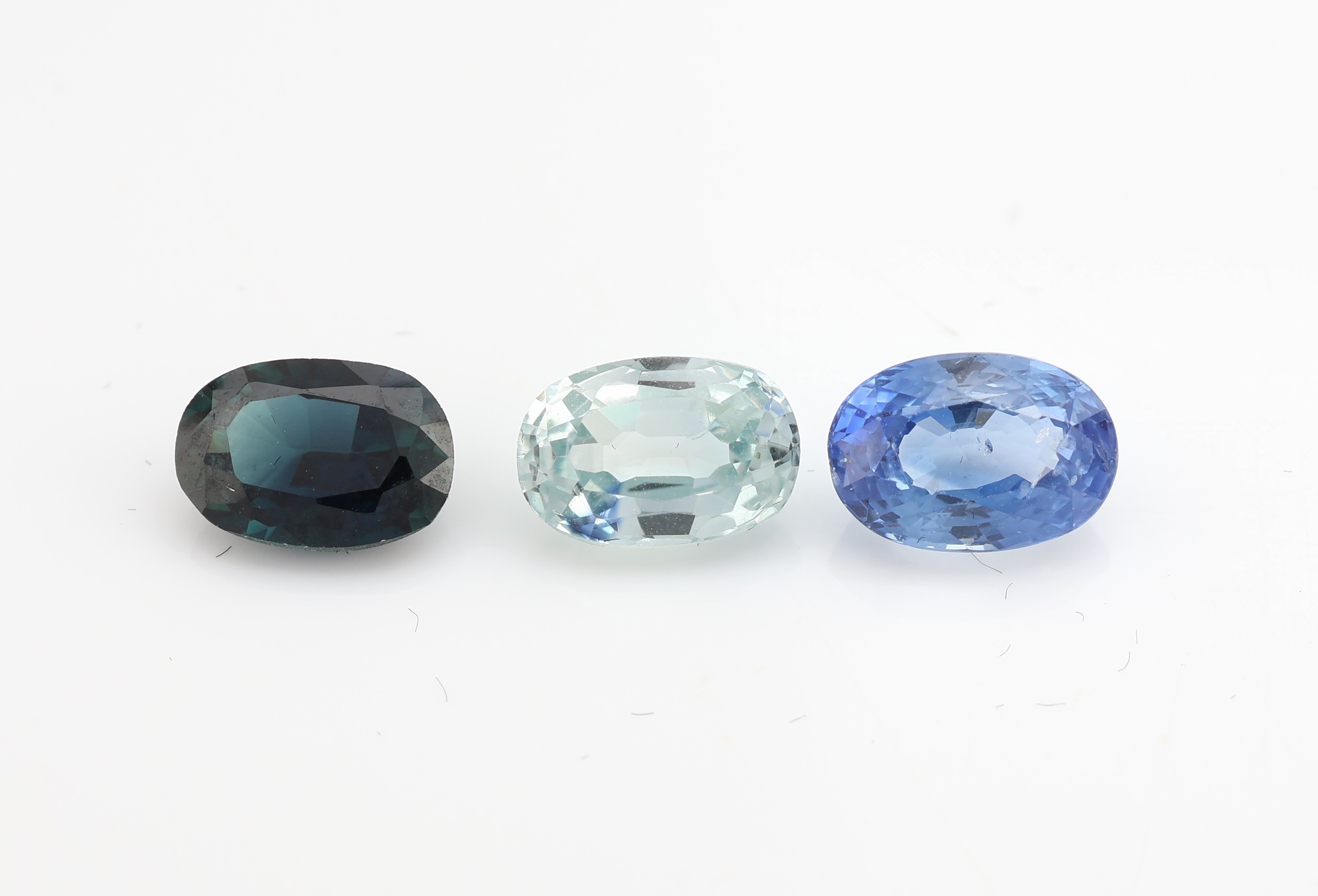 Detail a: Lot lose Saphire, zus. ca. 10.30 ct, ovalfacett. in versch. Größen und Farbnuancen