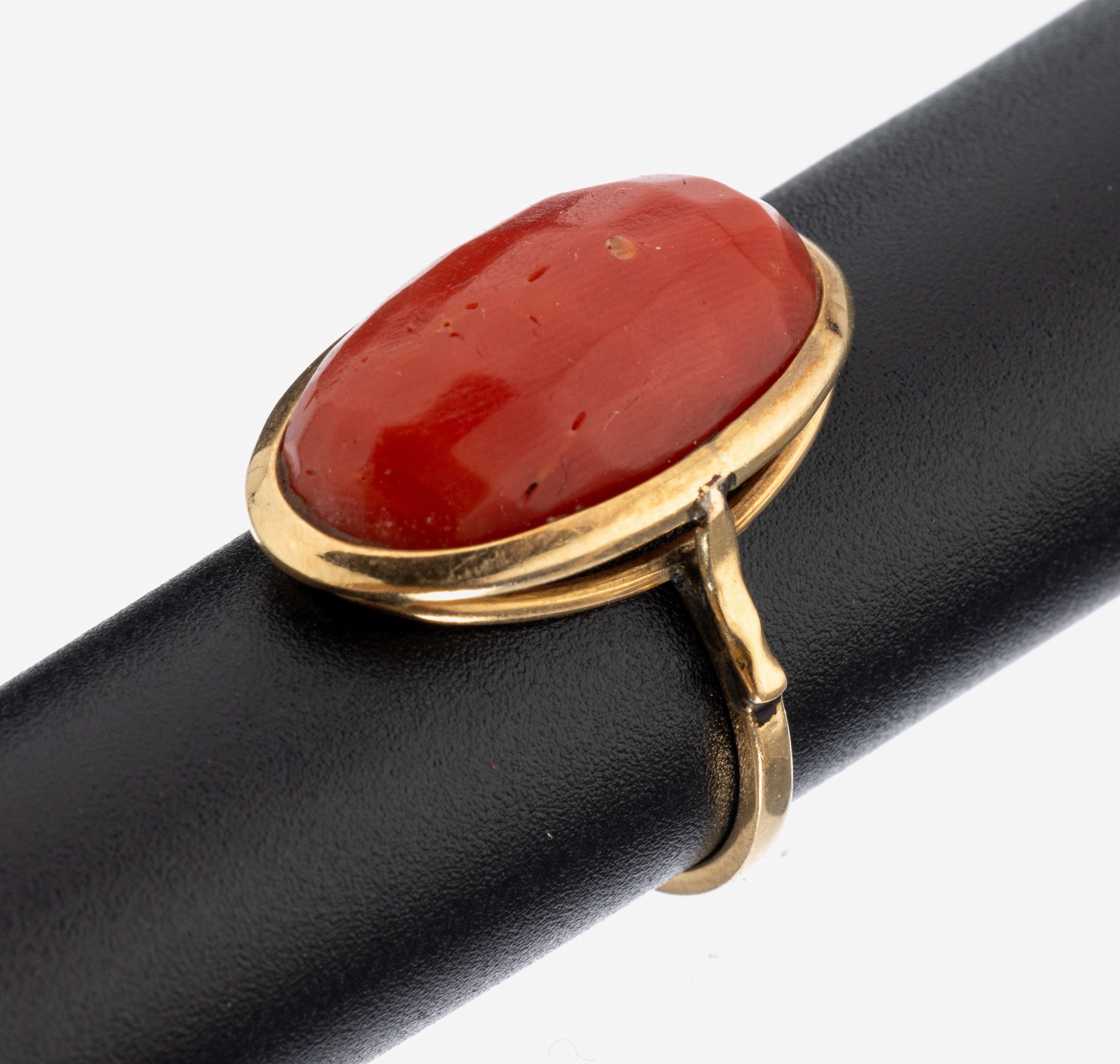 18 kt Gold Korallen-Ring, GG 750/000 gepr.,schlichte Gestaltung, facett. ovale Koralle, RW 51, ca. 4.7 g, Versand nur innerhalb der EU