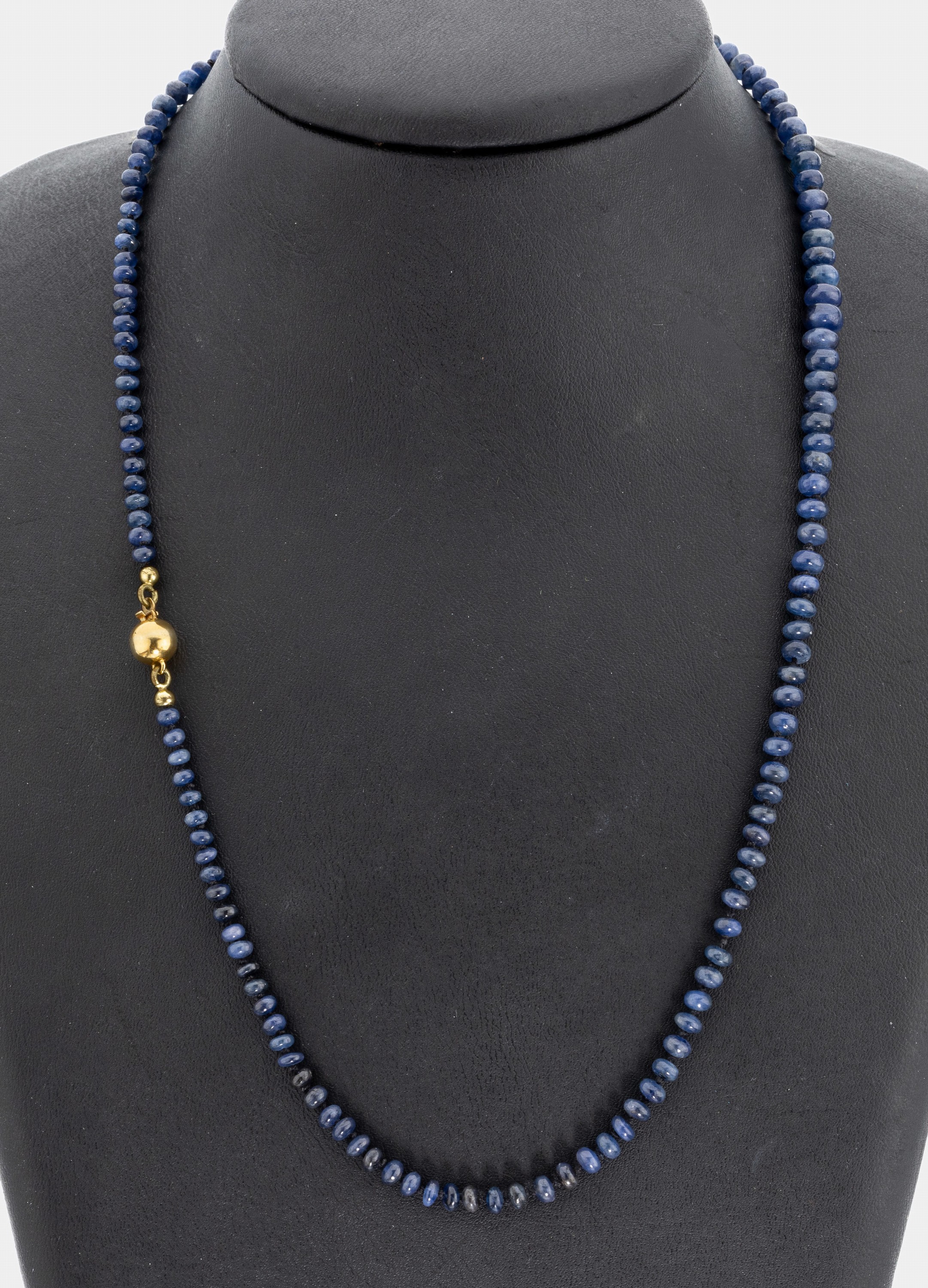 Saphir-Collier mit 14 kt Gold Schließe, GG 585/000, Saphir-Linsen im Verlauf, D. ca. 3.5-6.2 mm, L. ca. 50.5 cm, Kugelschließe