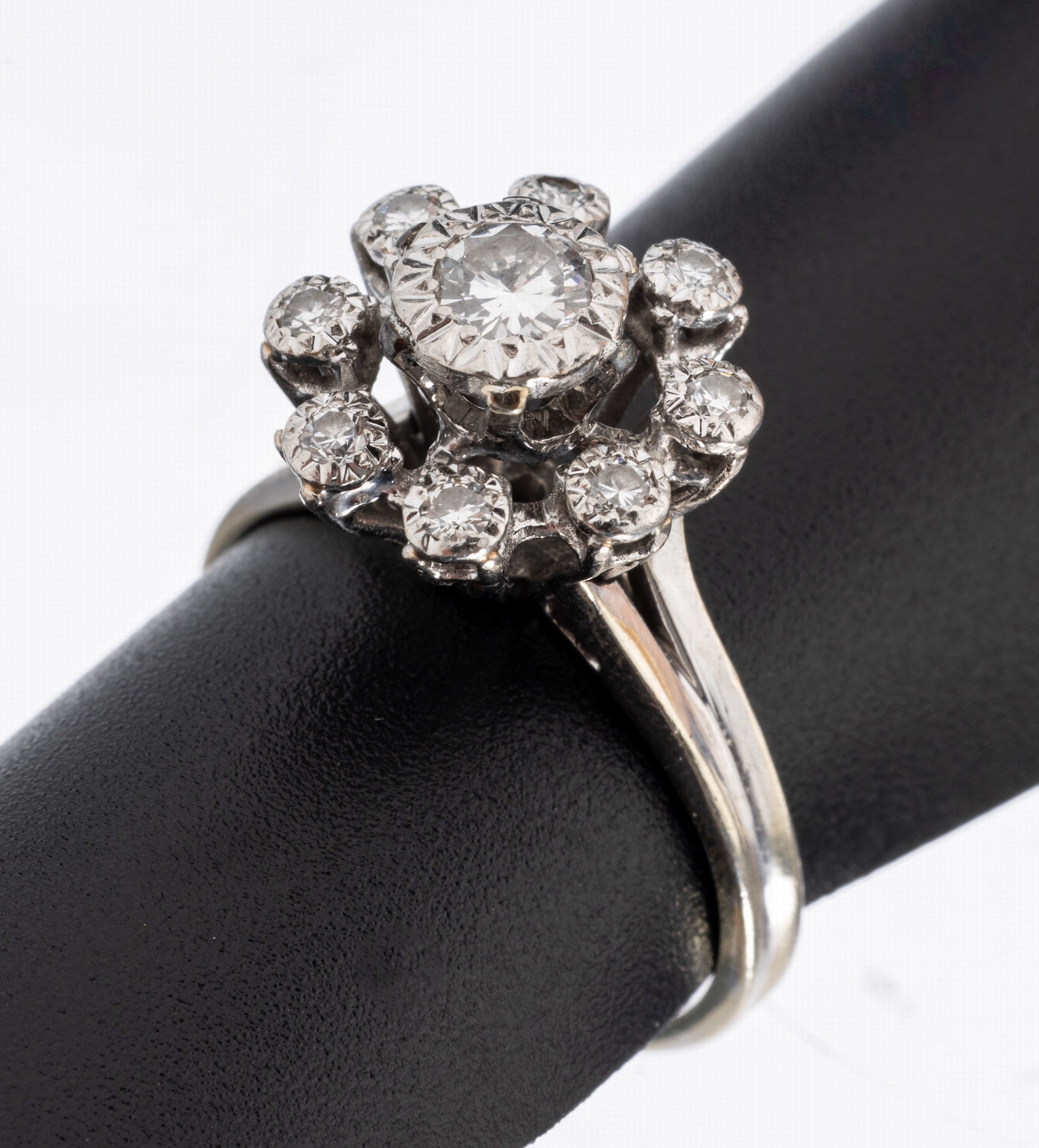 Platin Brillant-Ring, Platin gepr., 1 Brillant ca. 0.20 ct Weiß/si, umgeben von 8 Brillanten zus. ca. 0.16 ct Weiß/si, ca. 4.0 g, RW 50