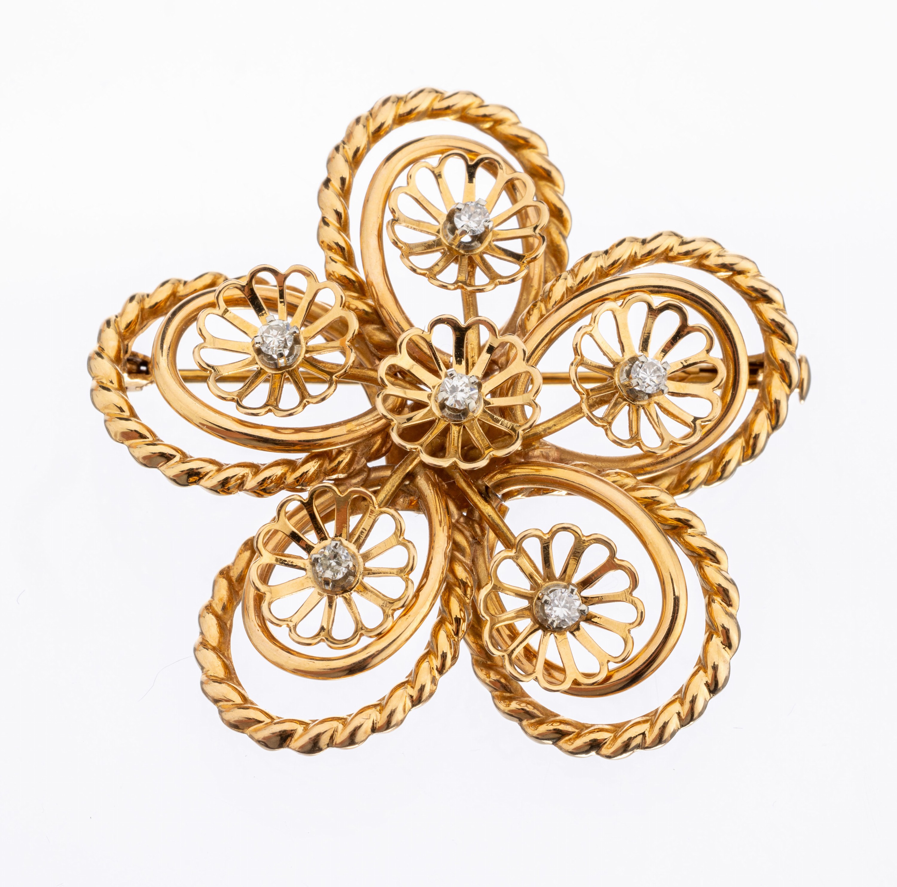 18 kt Gold Brillant-Brosche, GG 750/000, in Form einer Blüte, Kordelverzierung, 6 Brillanten als Blütenstempel zus. ca. 0.18 ct Weiß/si, ca. 9.8 ...