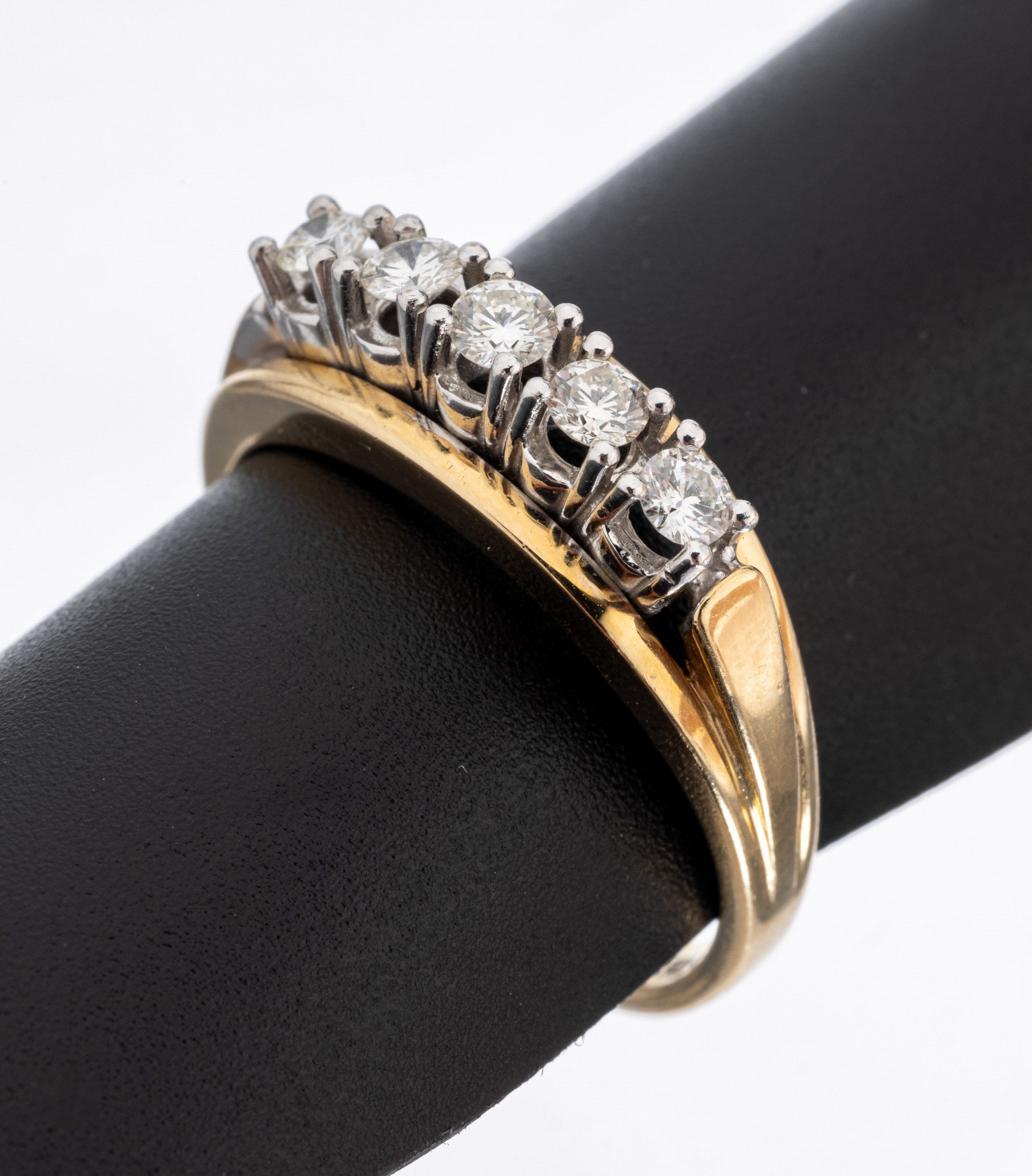 14 kt Gold Brillant-Ring, GG/WG 585/000, 5 Brillanten zus. ca. 0.50 ct Weiß-l.get.Weiß/si, ca. 4.7 g, RW 58