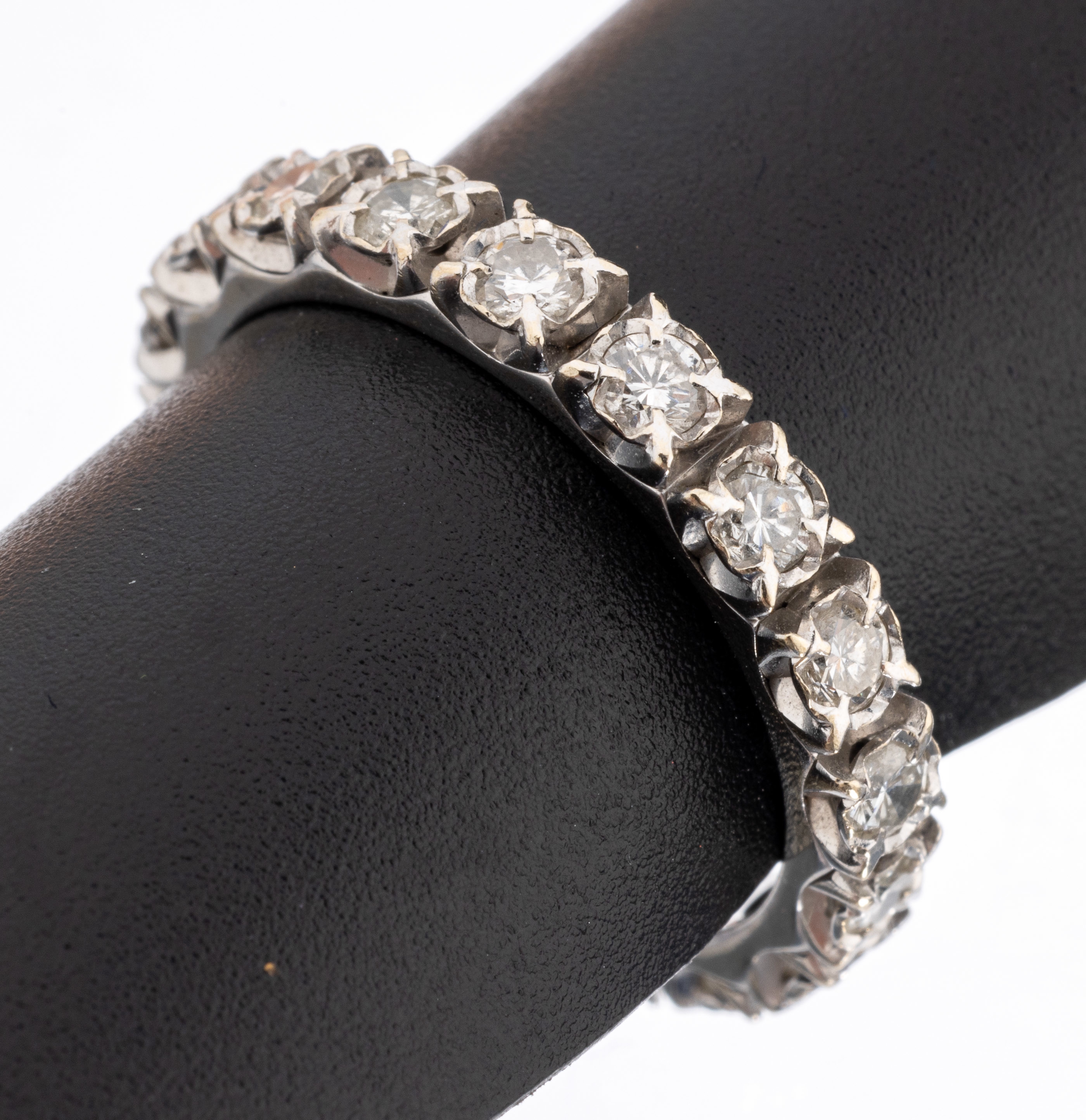 14 kt Gold Brillant-Memoryring, WG 585/000,18 Brillanten zus. ca. 0.90 ct Weiß/si, ca. 3.4 g, RW 54
