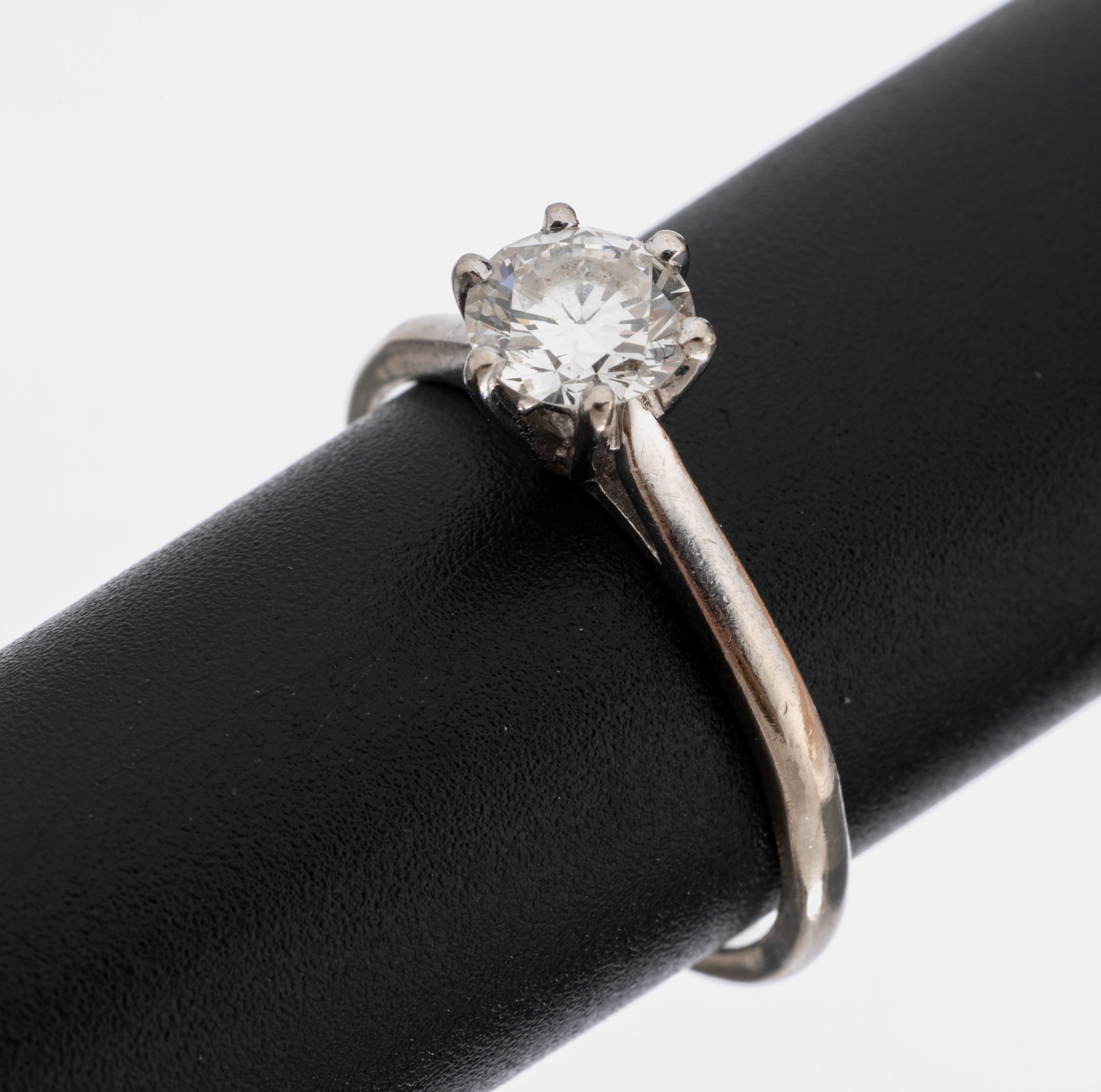 18 kt Gold Brillant-Ring, WG 750/000, Brillant ca. 0.75 ct Weiß/vs2, ca. 2.7 g, RW 55