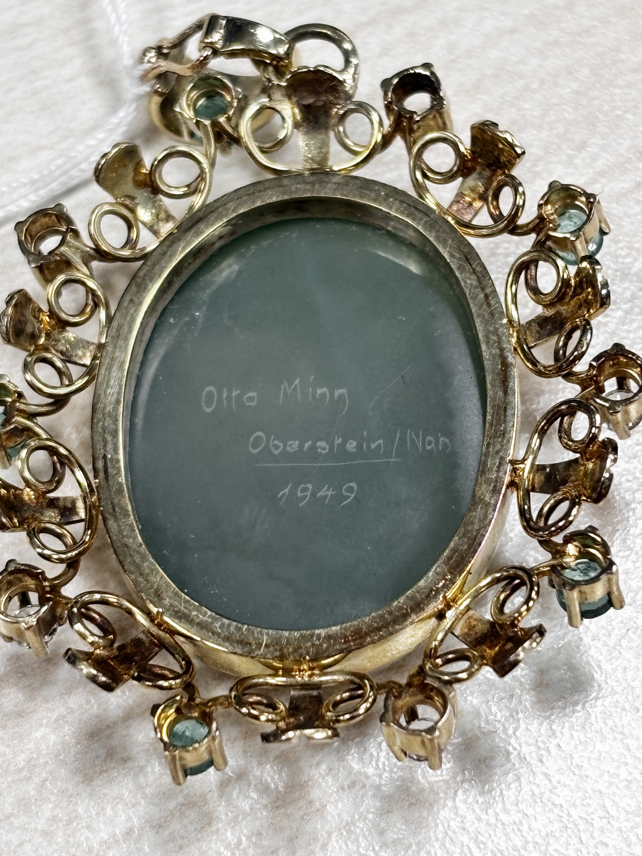Detail a: 14 kt Gold Smaragd-Brillant-Kamee-Anhänger, GG 585/000, Idar-Oberstein 1950er Jahre, Lagensteinkamee mit Frauendarstellung, sign. Otto Minn ...