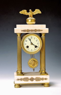 Image 26850361 - Pendule, Frankreich um 1900, Alabaster mit Messingmonturen, Adlerbekrönung, ...