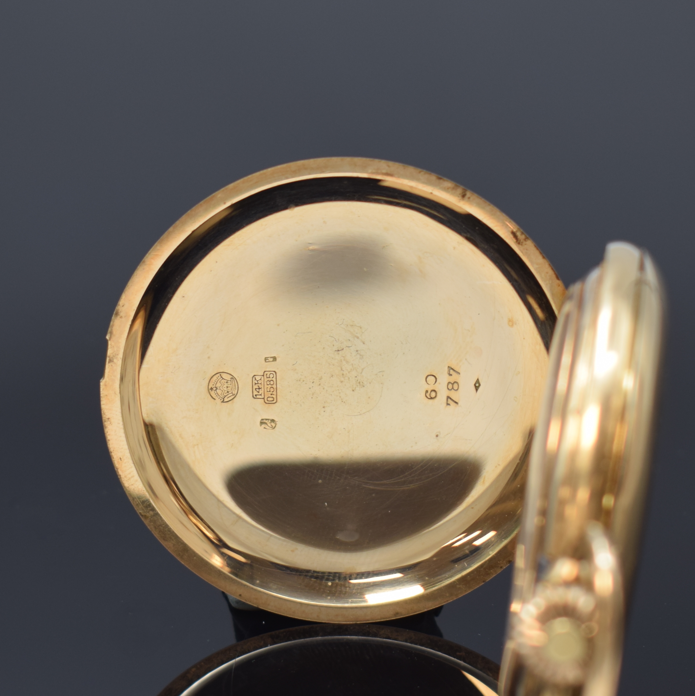 Detail a: Herrensavonette in GG 585/000, Schweiz um 1910, glattes Geh. dell., Metallcuvette, Emailzifferbl. m. arab. Zahlen bei 1 l. besch., gold. Zeiger, kl. ...