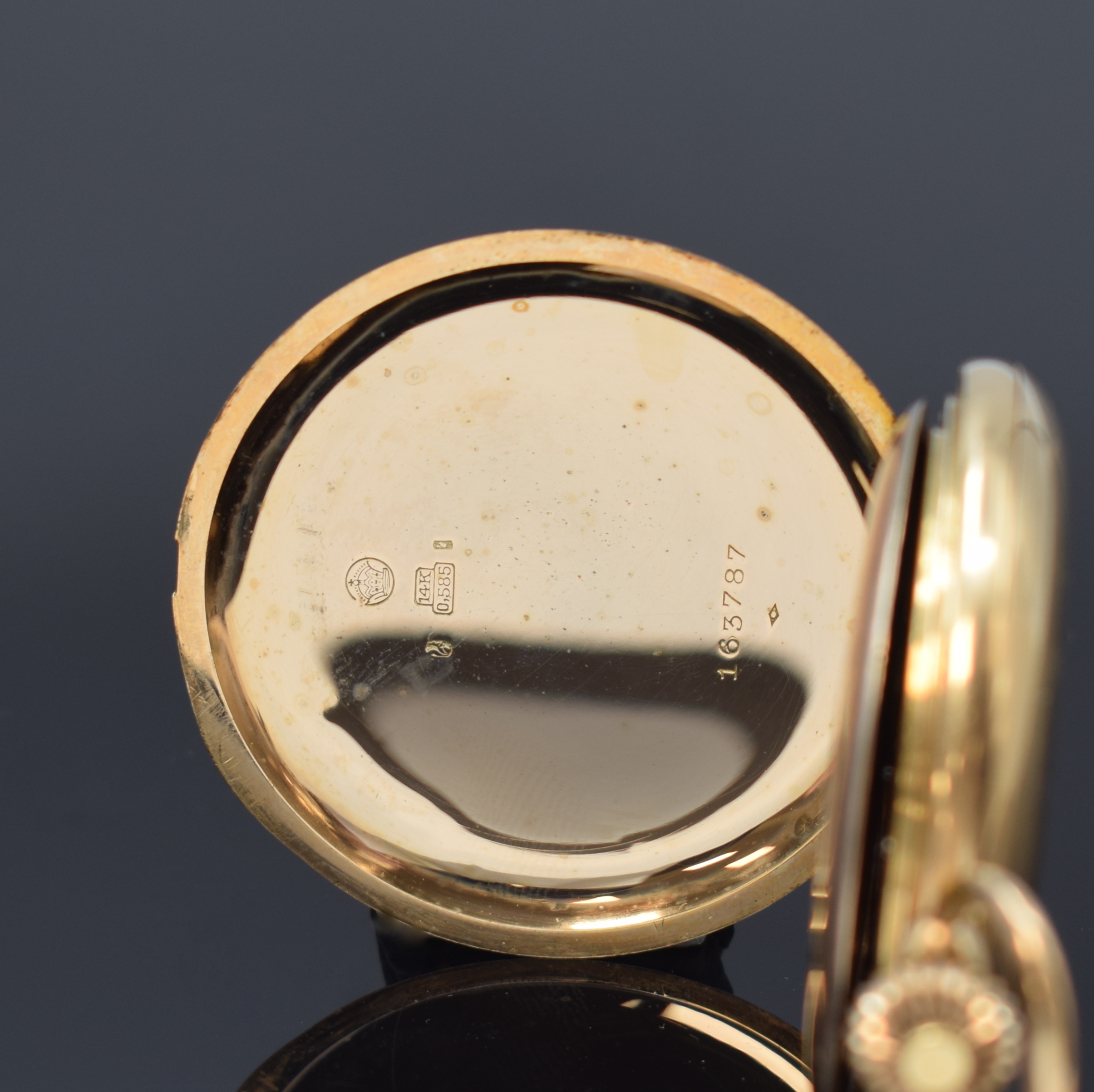 Detail c: Herrensavonette in GG 585/000, Schweiz um 1910, glattes Geh. dell., Metallcuvette, Emailzifferbl. m. arab. Zahlen bei 1 l. besch., gold. Zeiger, kl. ...