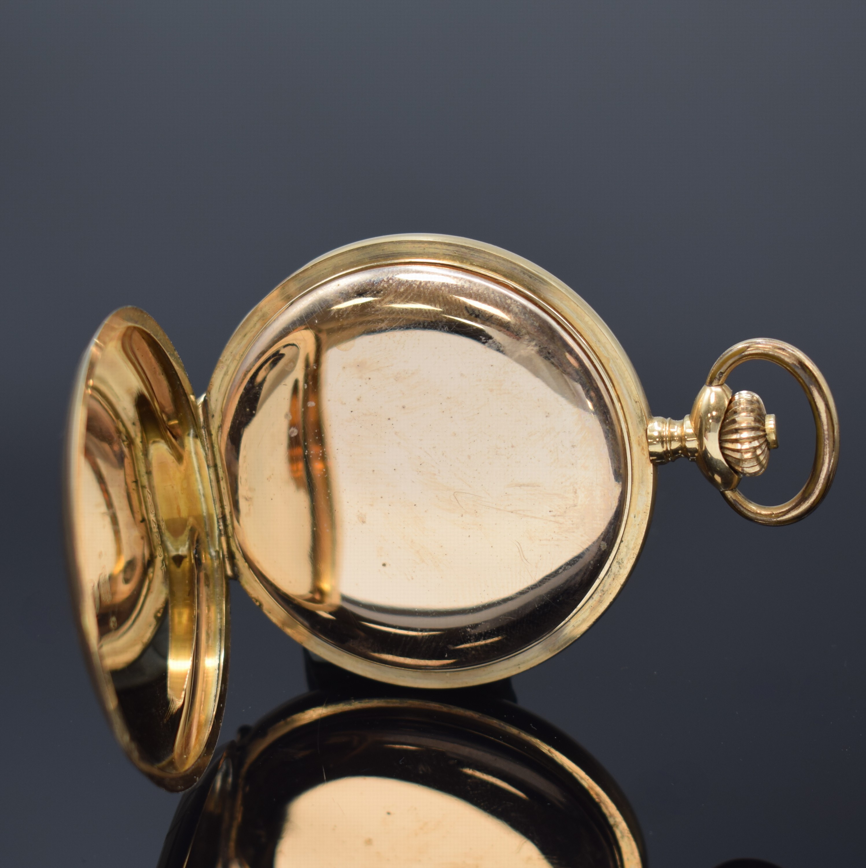 Detail d: Herrensavonette in GG 585/000, Schweiz um 1910, glattes Geh. dell., Metallcuvette, Emailzifferbl. m. arab. Zahlen bei 1 l. besch., gold. Zeiger, kl. ...
