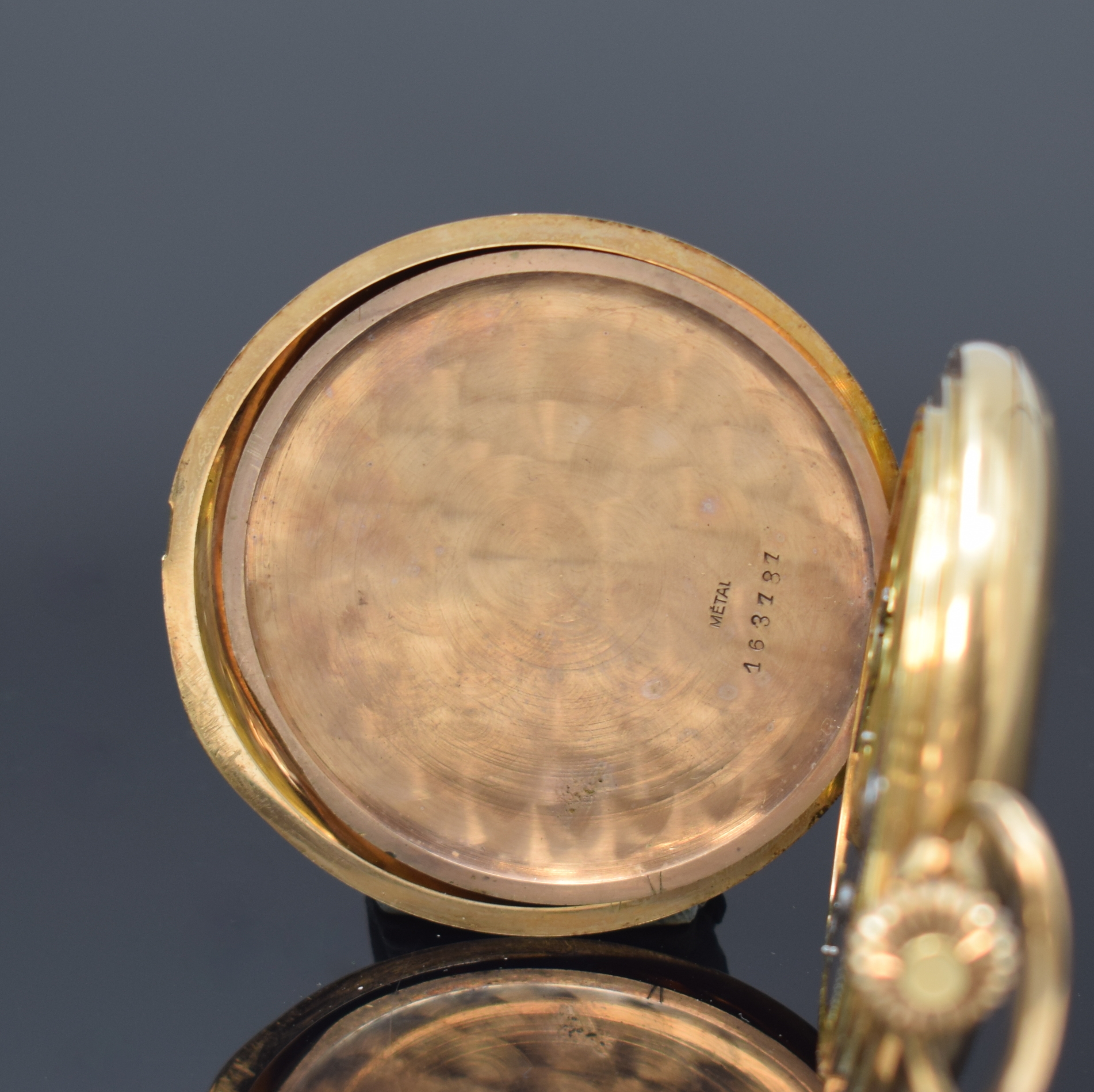 Detail e: Herrensavonette in GG 585/000, Schweiz um 1910, glattes Geh. dell., Metallcuvette, Emailzifferbl. m. arab. Zahlen bei 1 l. besch., gold. Zeiger, kl. ...