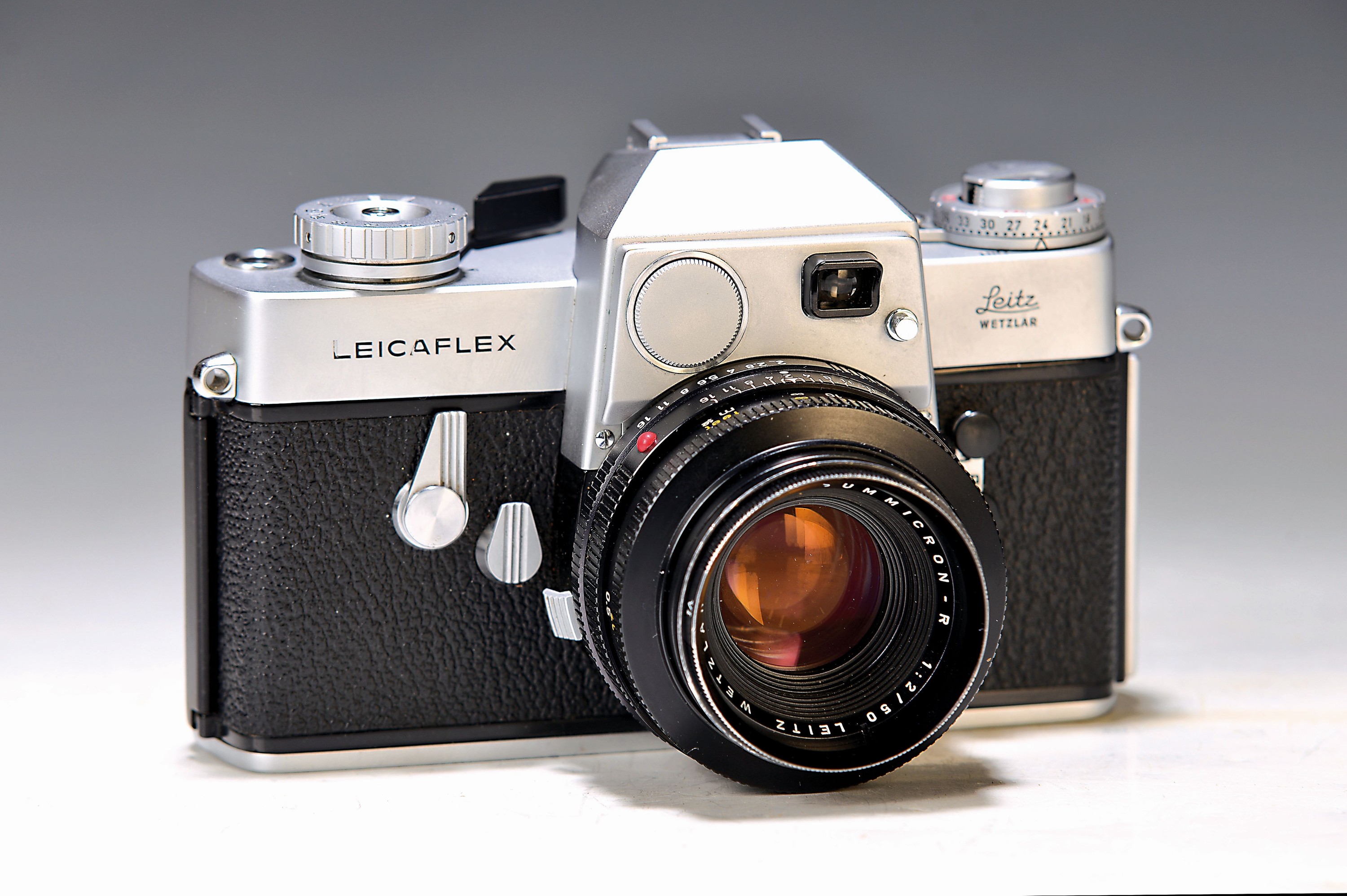 Leicaflex mit Summicron 50mm 1:2; Objektiv mit leichten Glaspilz; Bereitschaftstasche