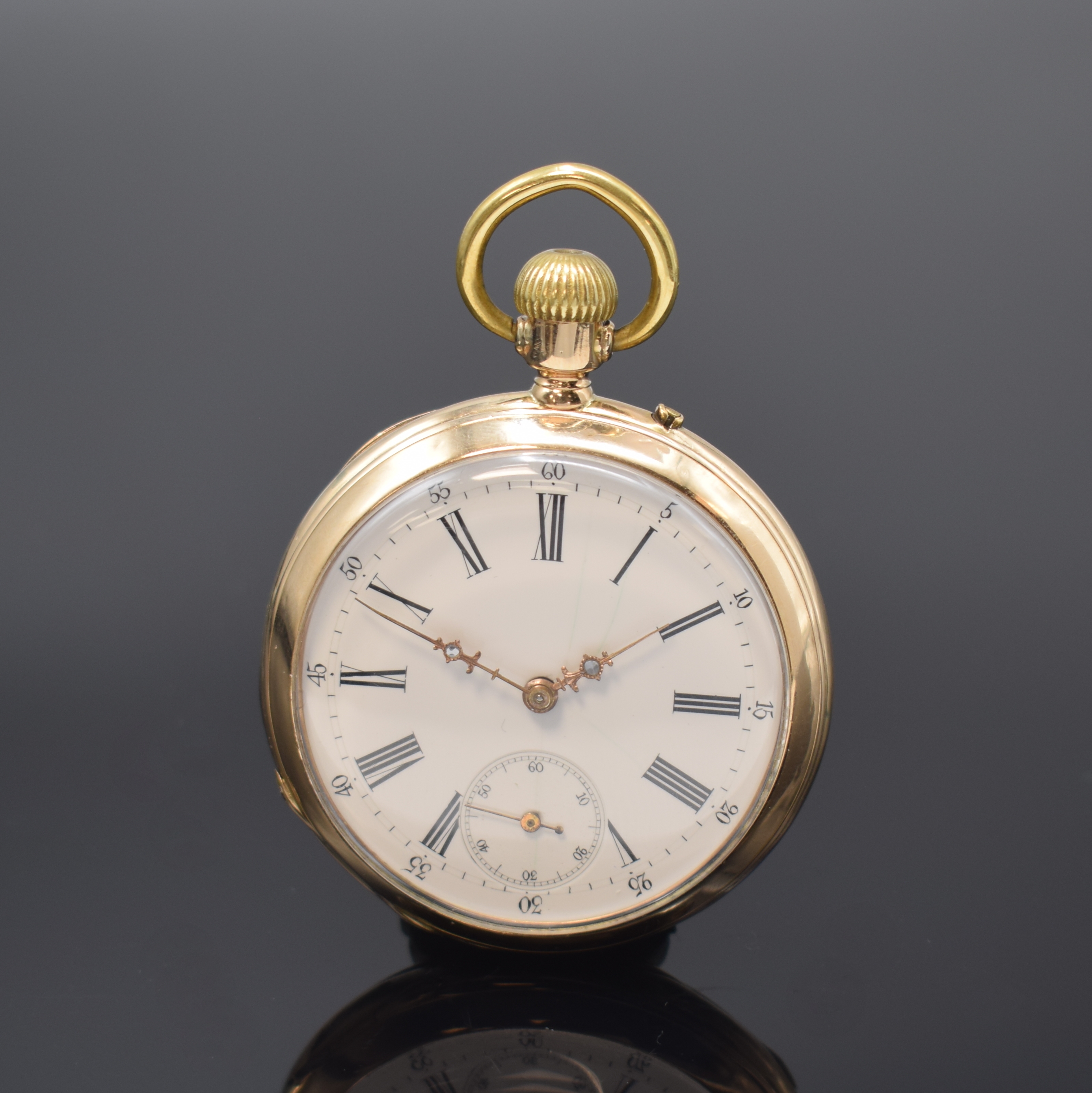 Offene Taschenuhr in RoseG 585/000, Schweiz um 1905, Geh. dell., guill. Rückdeckel m. Monogrammspiegel, Metallcuvette, Emailzifferbl. riss., röm. ...
