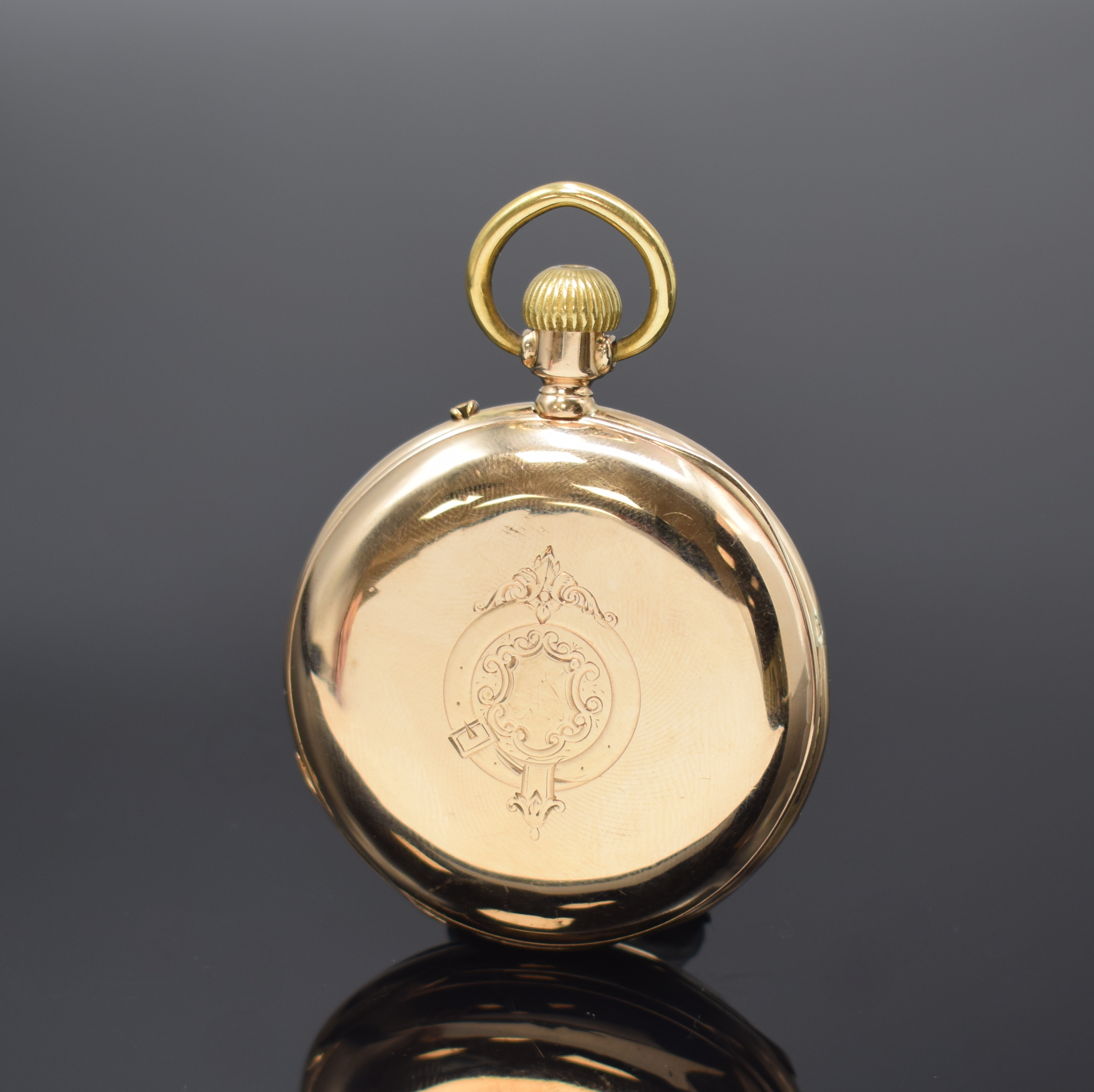 Detail a: Offene Taschenuhr in RoseG 585/000, Schweiz um 1905, Geh. dell., guill. Rückdeckel m. Monogrammspiegel, Metallcuvette, Emailzifferbl. riss., röm. ...
