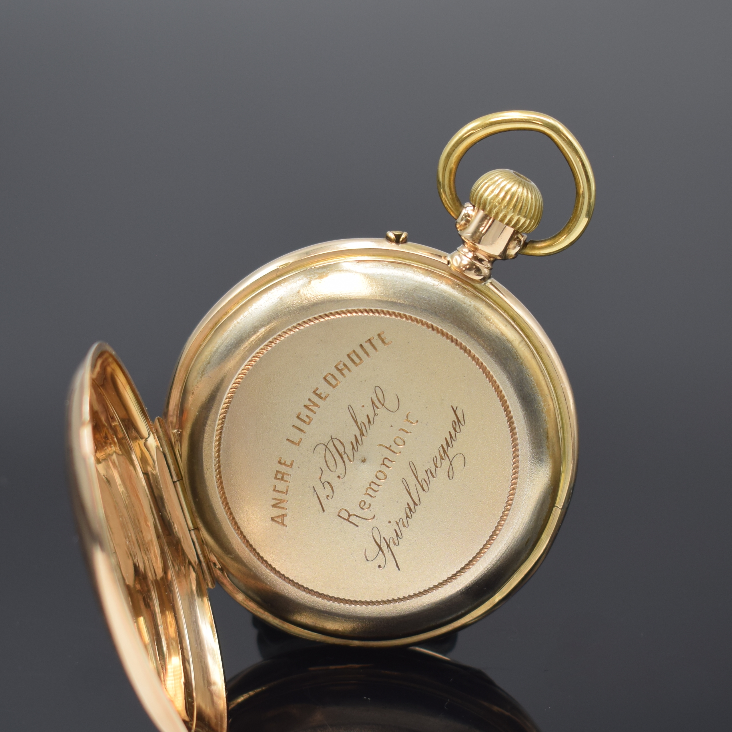 Detail c: Offene Taschenuhr in RoseG 585/000, Schweiz um 1905, Geh. dell., guill. Rückdeckel m. Monogrammspiegel, Metallcuvette, Emailzifferbl. riss., röm. ...